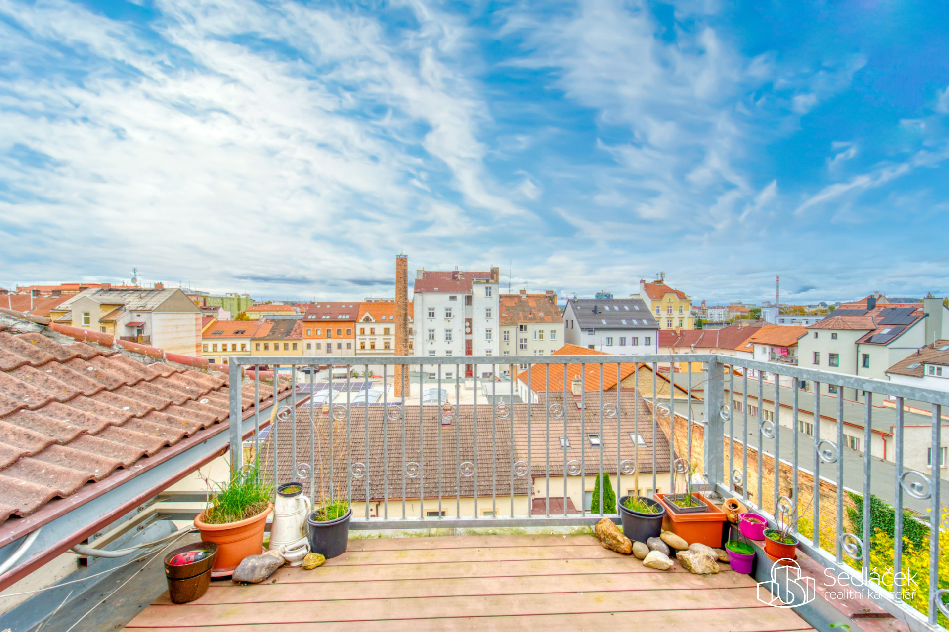 Prodej útulného mezonetu blízko centra Plzně s terasou. 