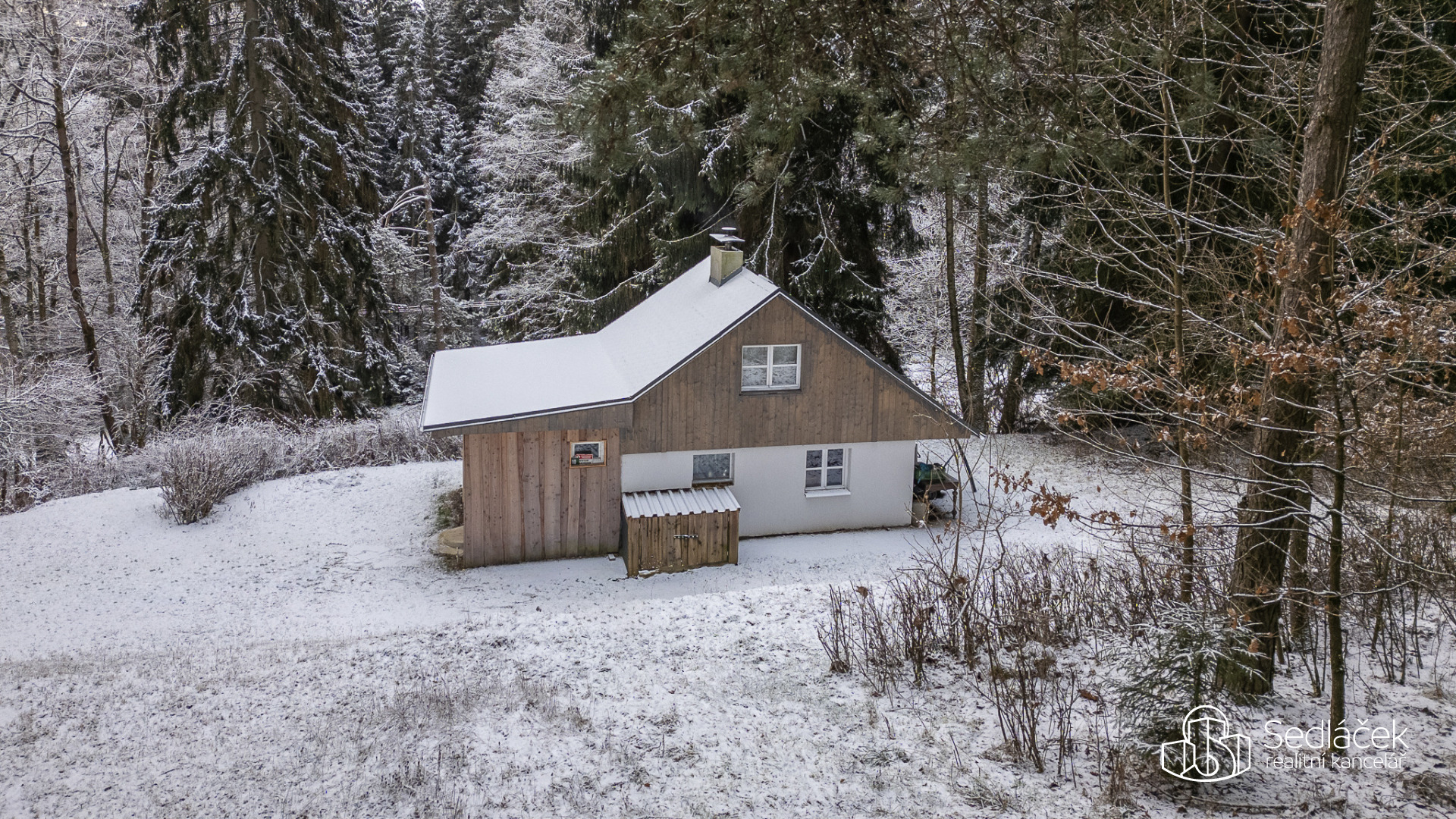 Chata uprostřed přírody