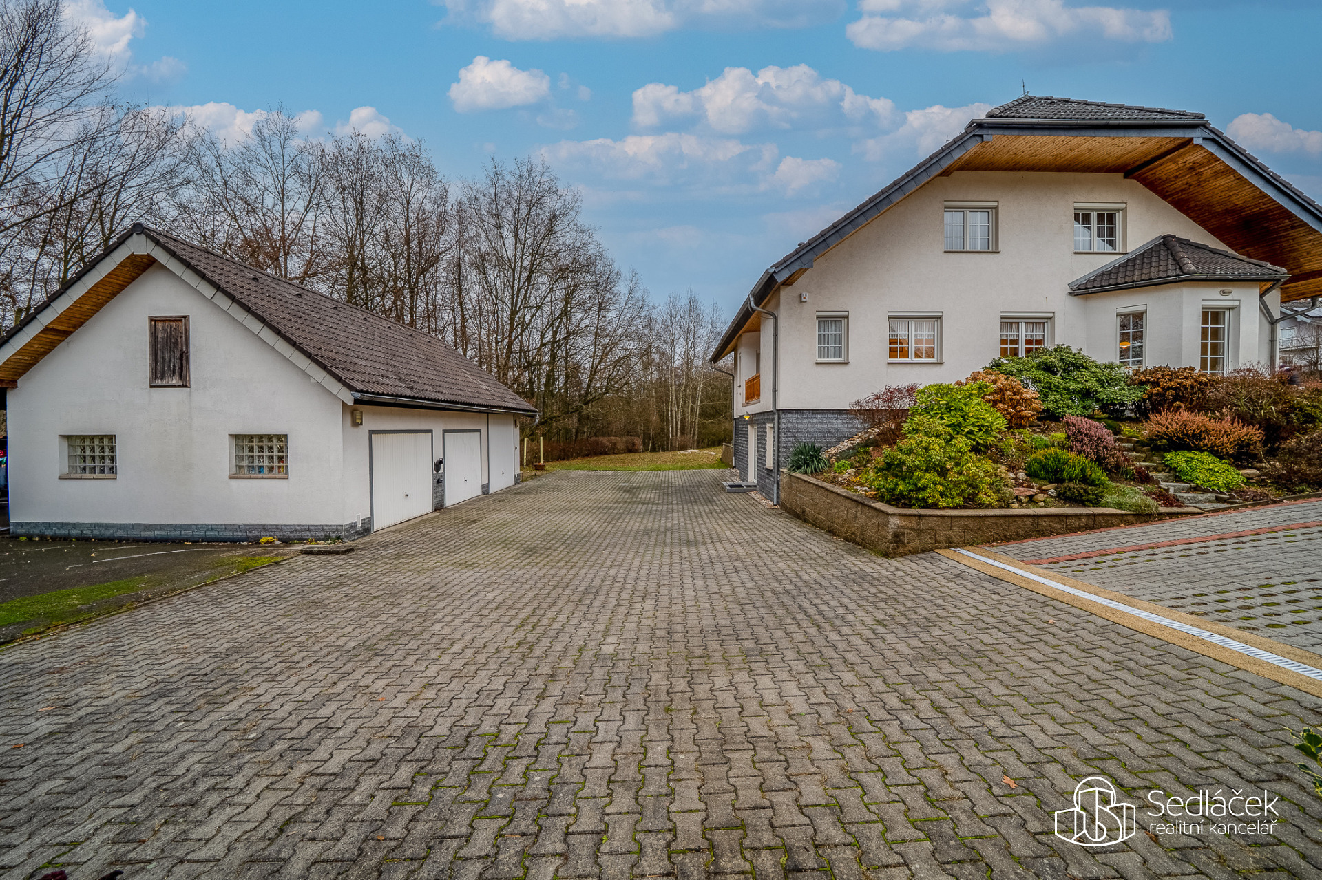 Rodinná vila s velkorysou dispozicí, garáží na tři auta  a pozemkem 4 069 m² – Loket