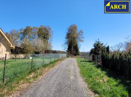 12 příjezd z ul. Na Mlýnku | Prodej - pozemek pro bydlení, 1 255 m²