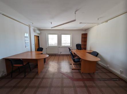 Pronájem - kanceláře, 332 m²