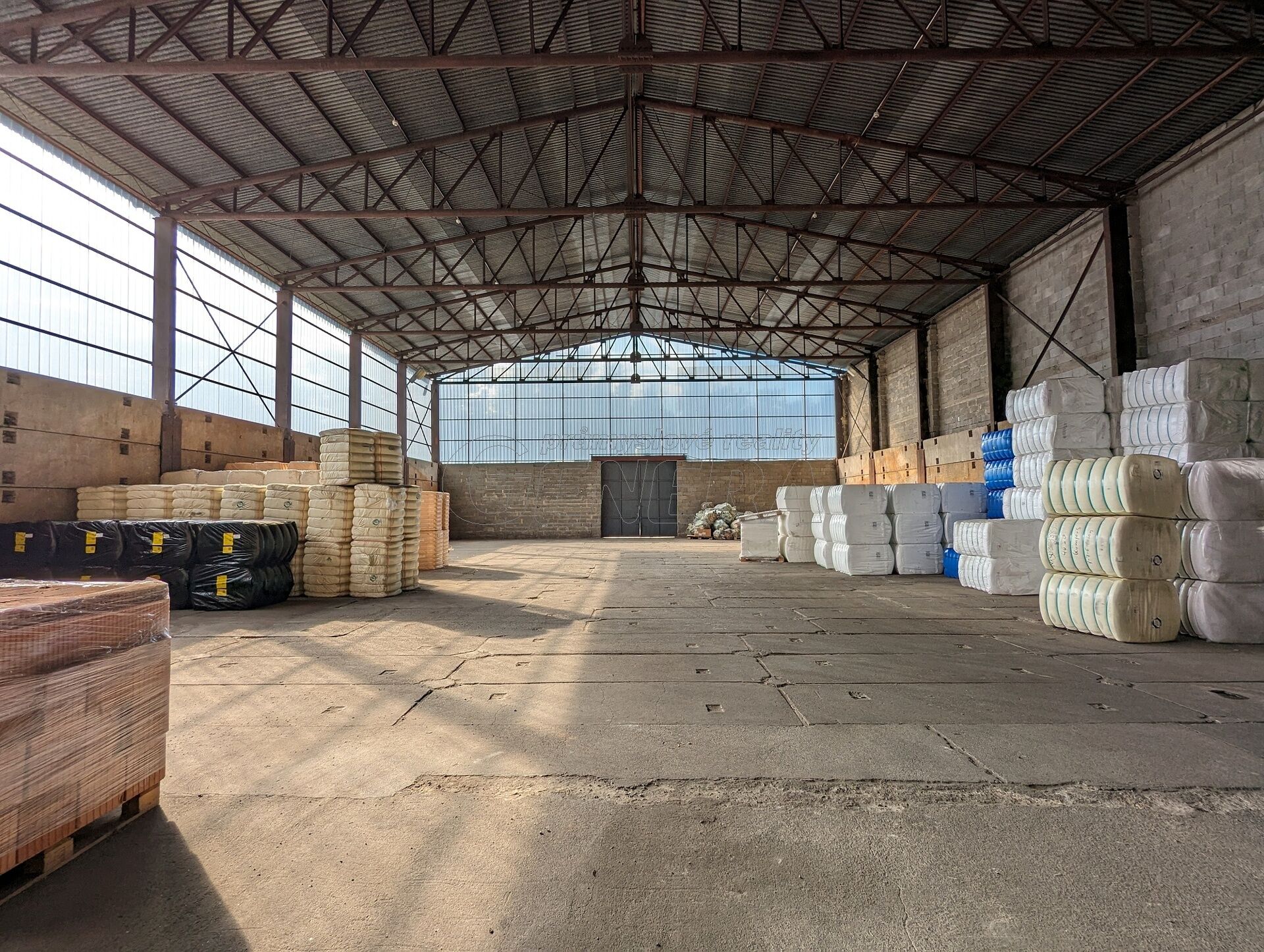 Pronájem samostatné skladové haly 714 m2 v průmyslovém areálu