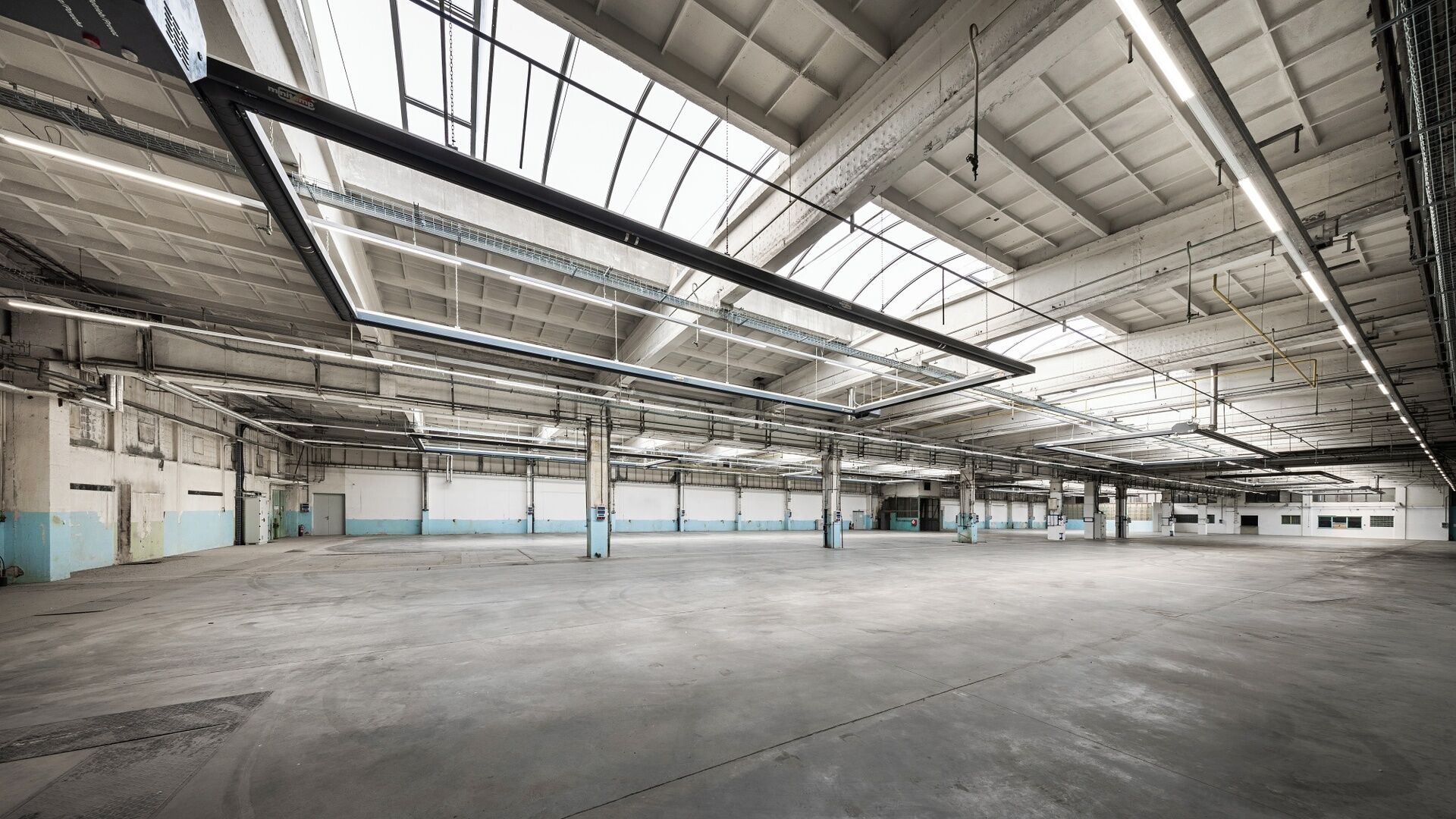 Výrobní/skladovací hala 3.353 m2 se zázemím v Jihlavě