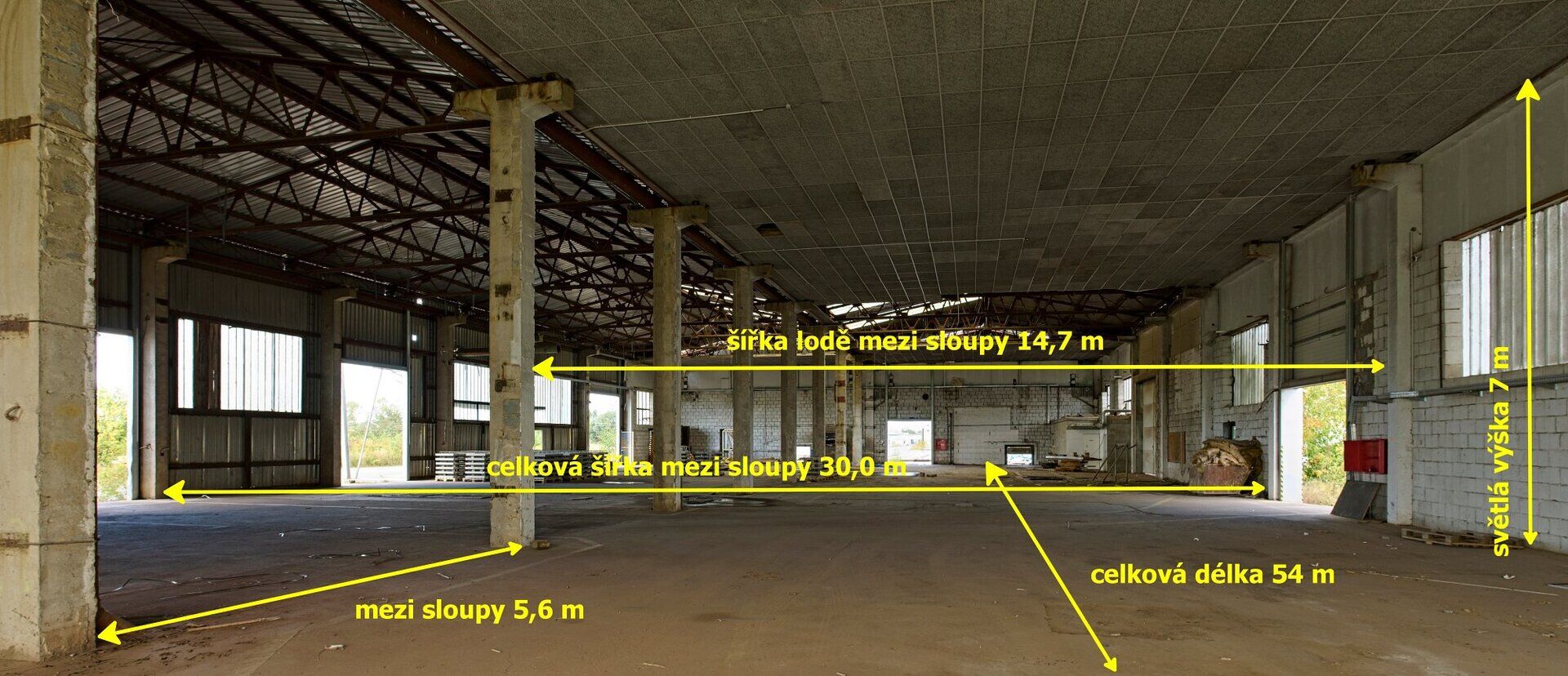 Dvě haly, garáže a zpevněné pozemky - prodávaná plocha 23838 m2