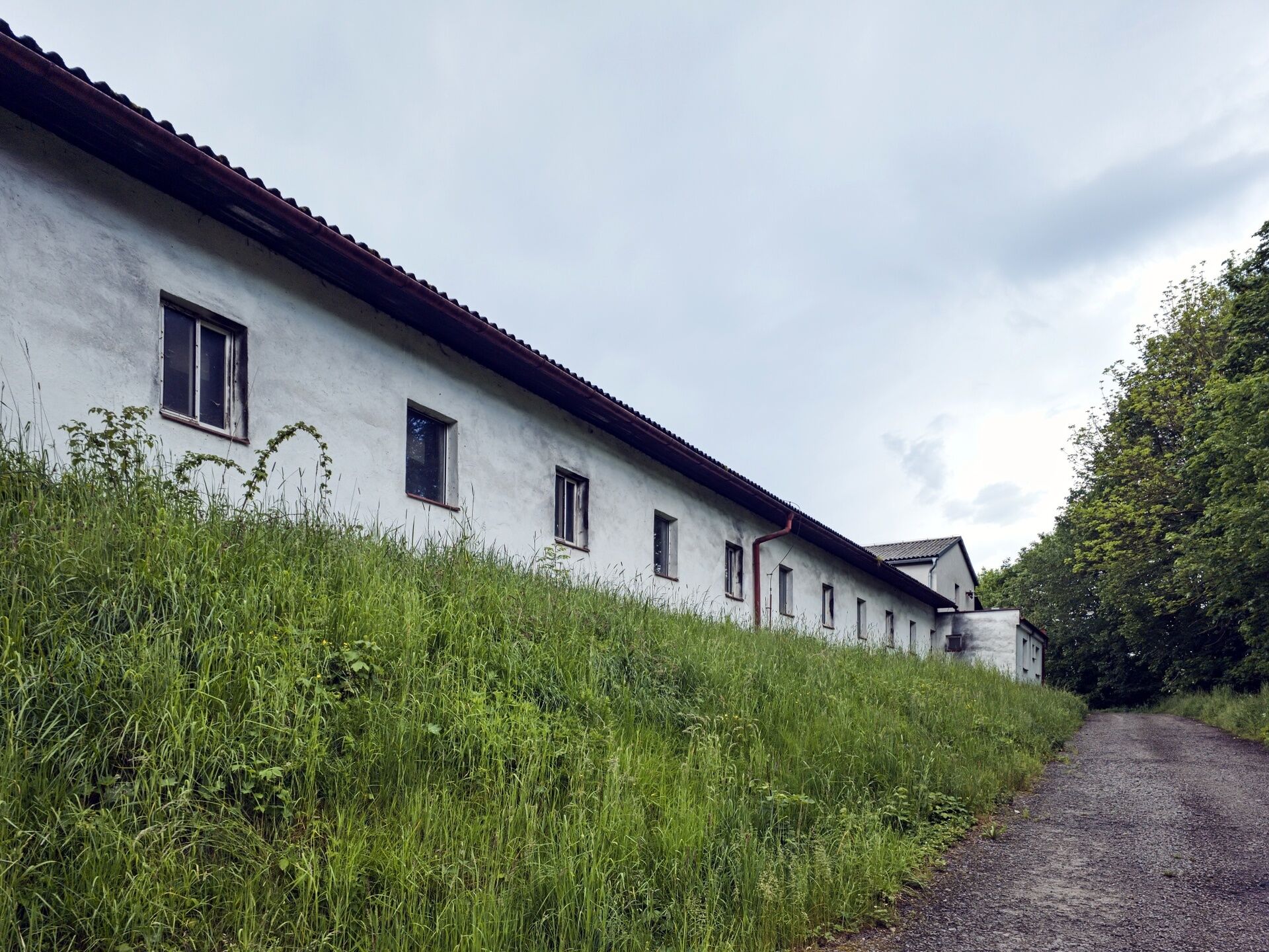 Bývalý kravín se samostatnou ocelokolnou a okolními pozemky o celkové výměře 6.535 m2