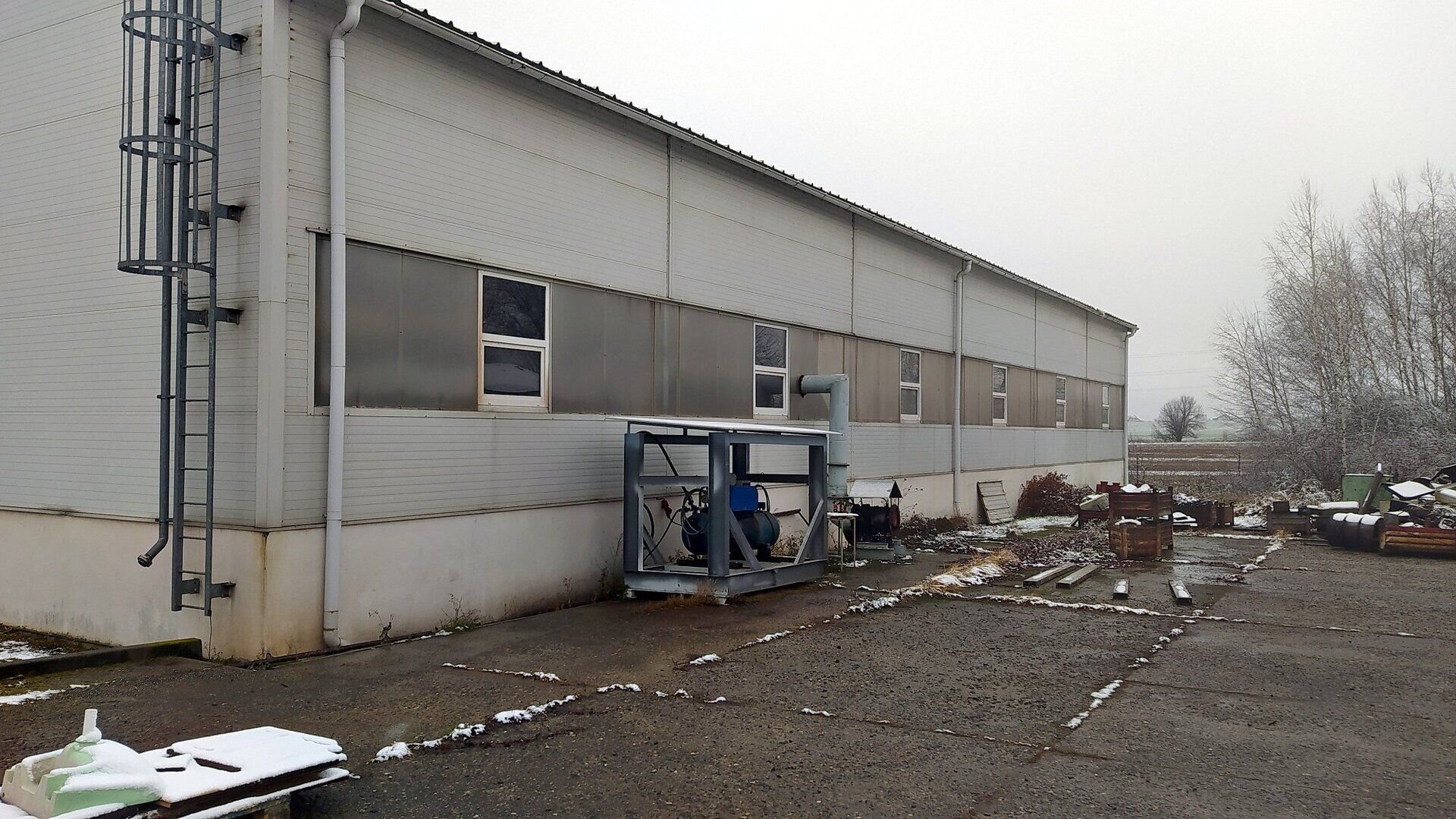 Pěkná výrobní hala 1.000 m2 s mostovým jeřábem 5.000 kg
