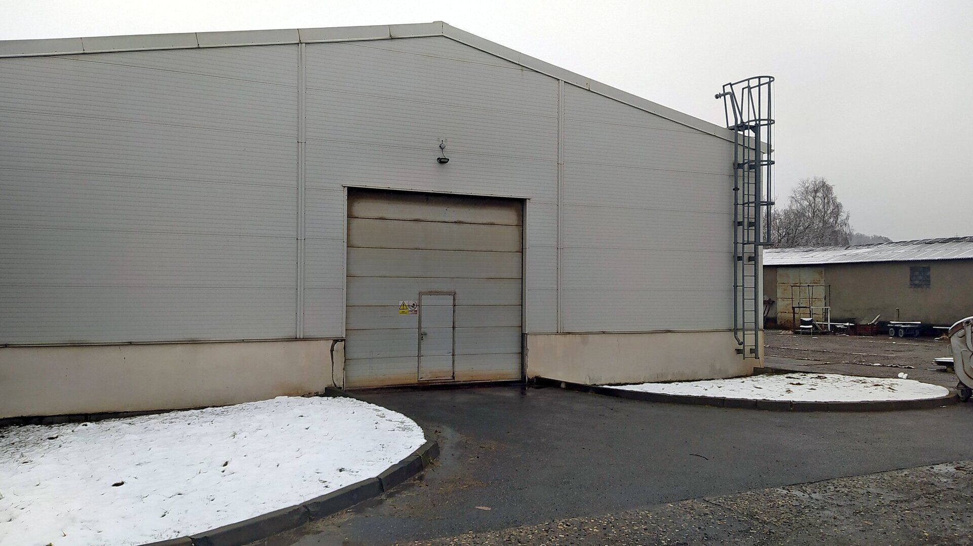Pěkná výrobní hala 1.000 m2 s mostovým jeřábem 5.000 kg