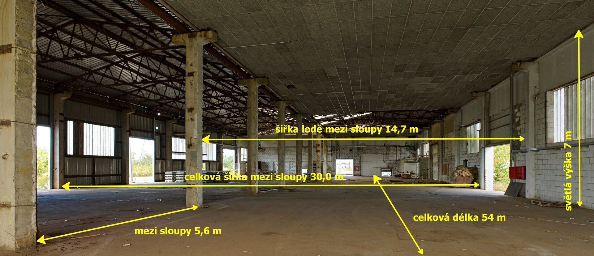 Velké zpevněné pozemky, 2 haly, garáže - celkem 23.838 m2