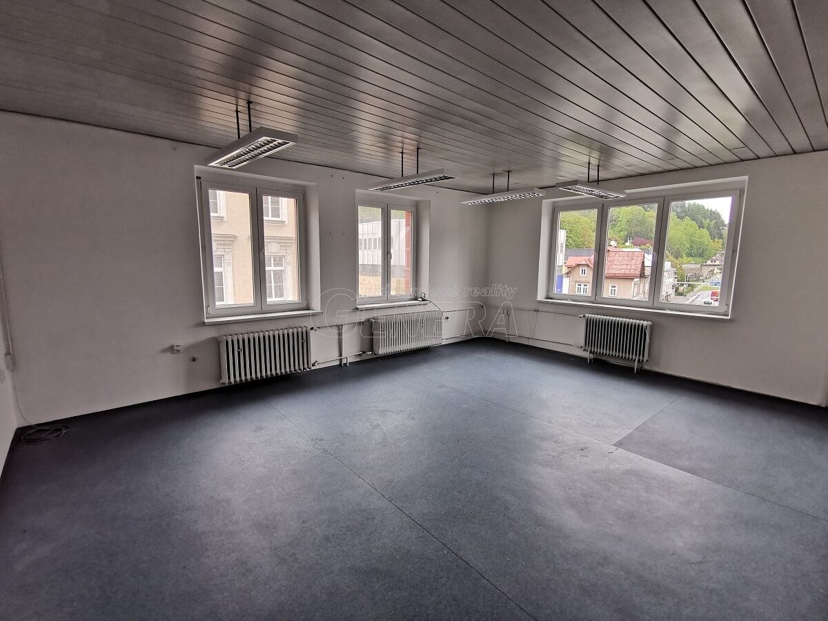 Pronájem různých kanceláří s parkováním v centru Tanvaldu