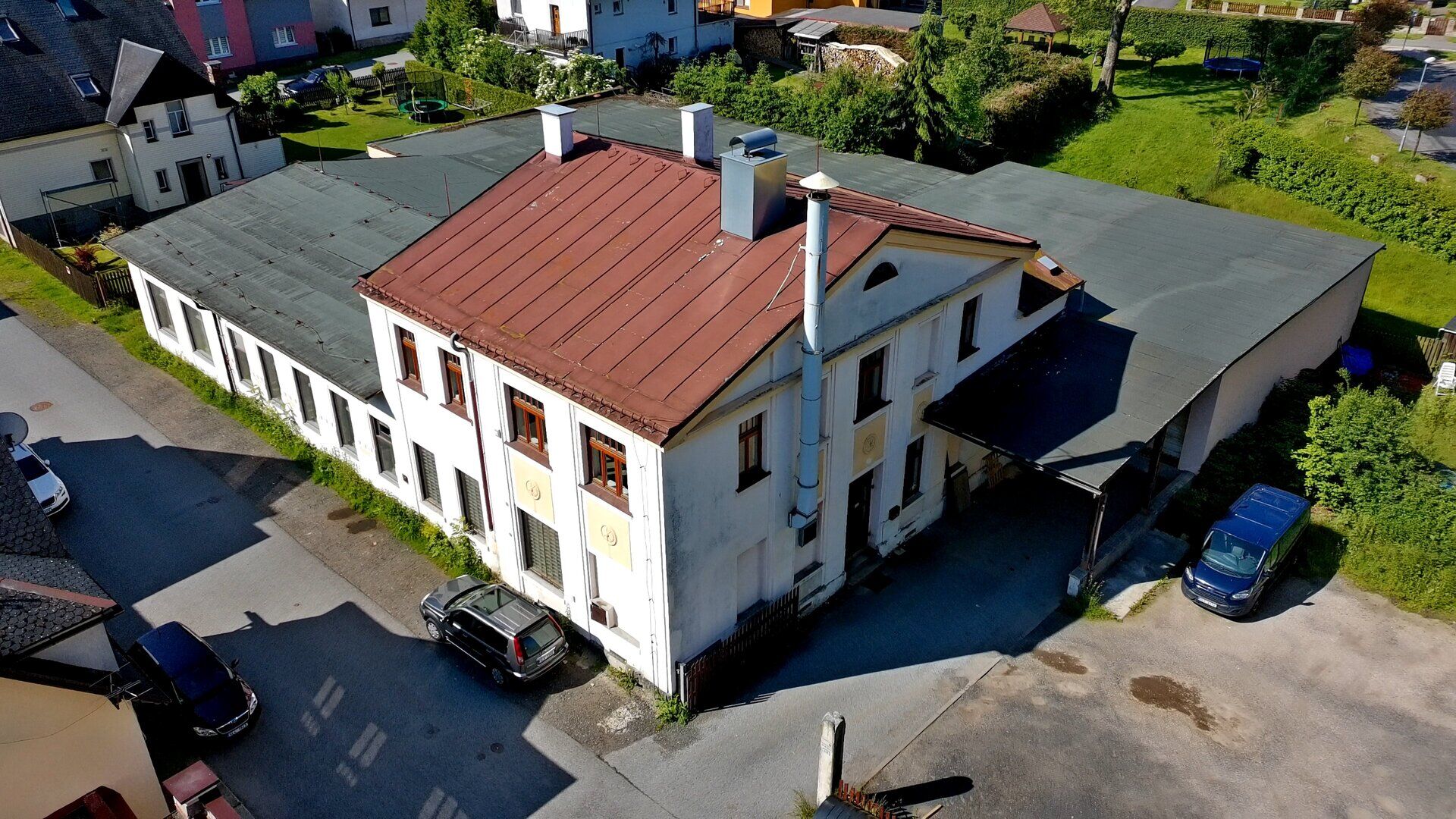 Samostatný podnikatelský areál zahrnující výrobní objekt a privátní parkoviště
