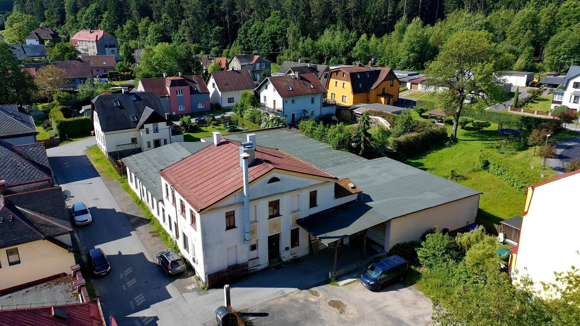 Samostatný podnikatelský areál zahrnující výrobní objekt a privátní parkoviště