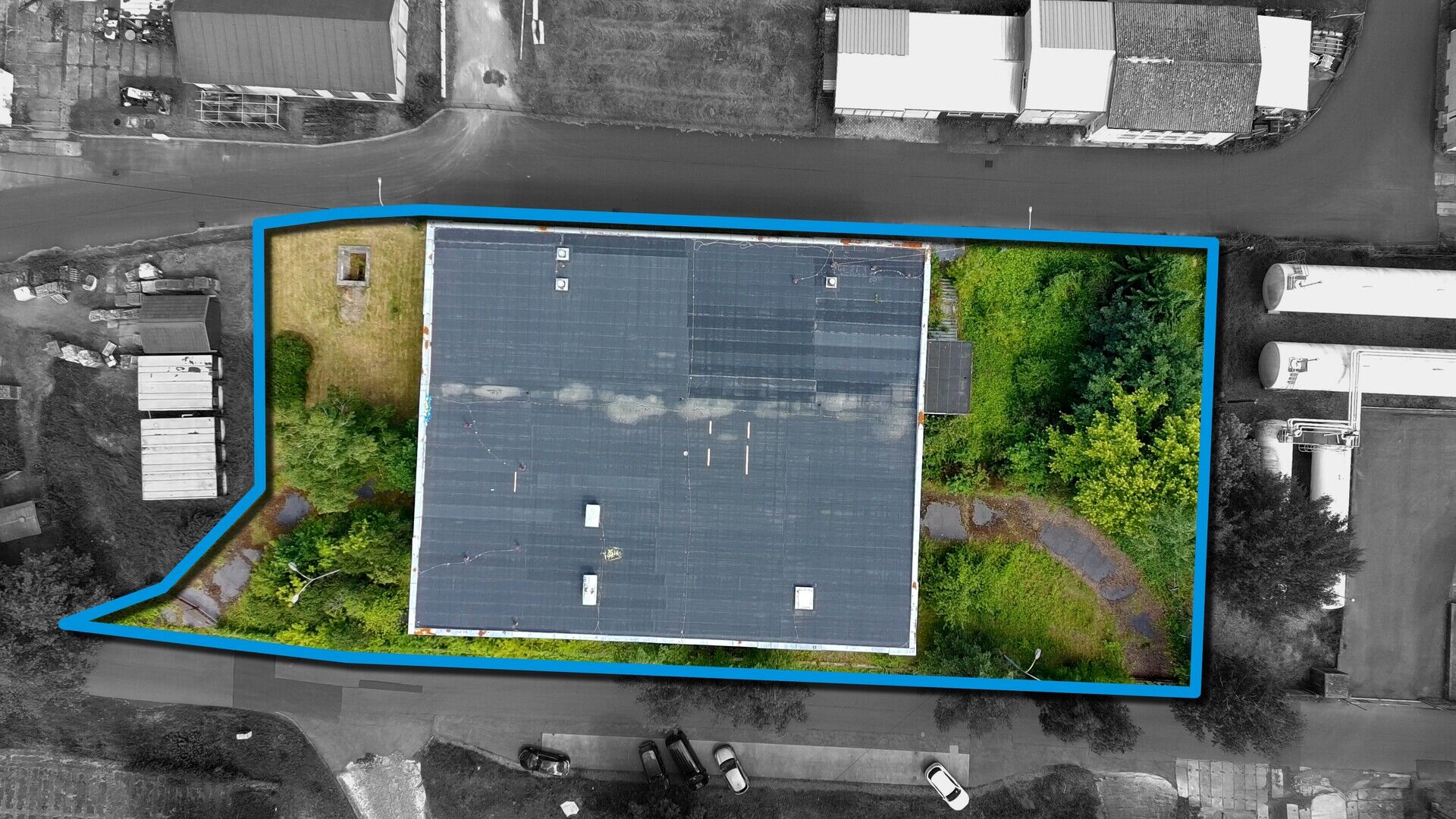 Třípodlažní průmyslový objekt o podlahové ploše cca 3.000 m2 s okolními pozemky