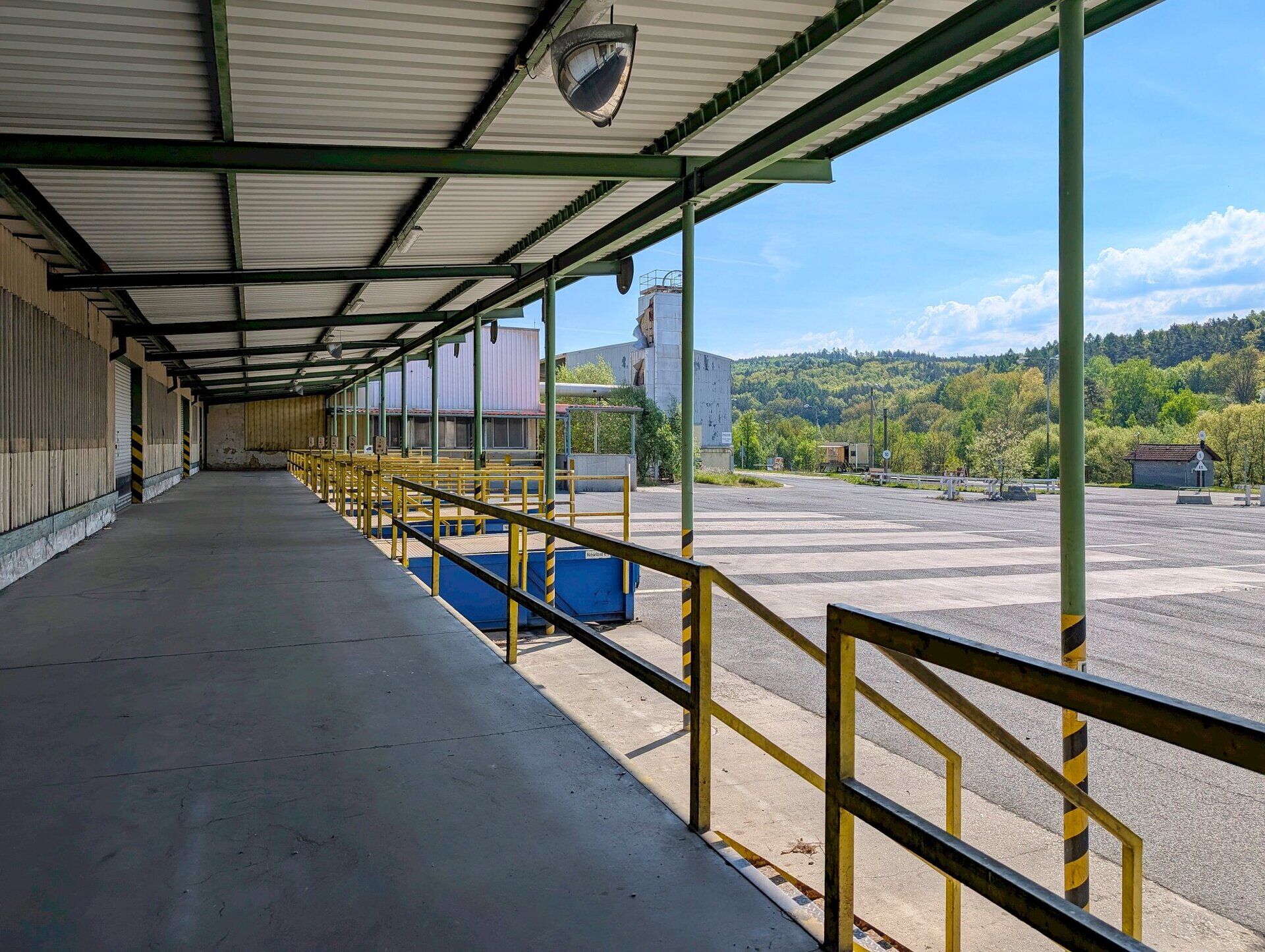 Velká skladová hala č. 21 o ploše 4.604 m2 s přístupem na nákladní rampu pro TIR
