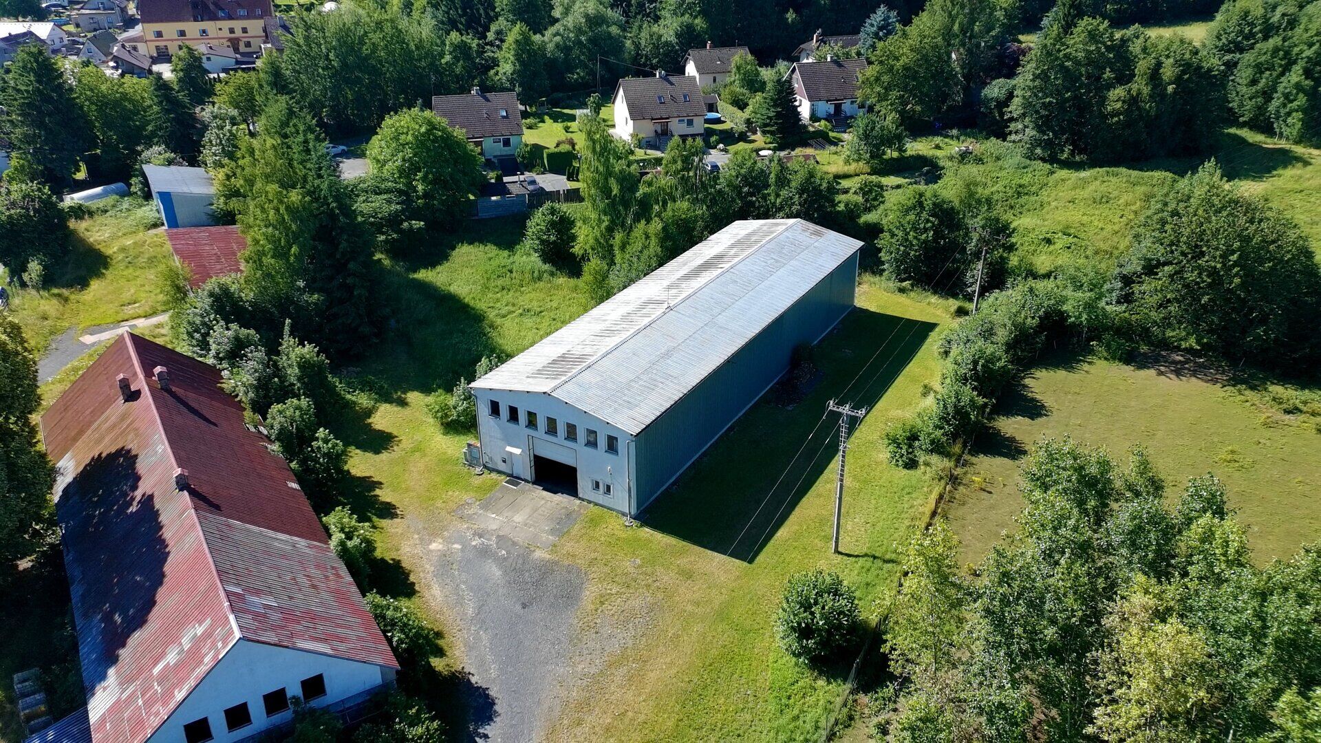 Moderní průmyslová hala pro výrobu a skladování s okolními pozemky 6.519 m2