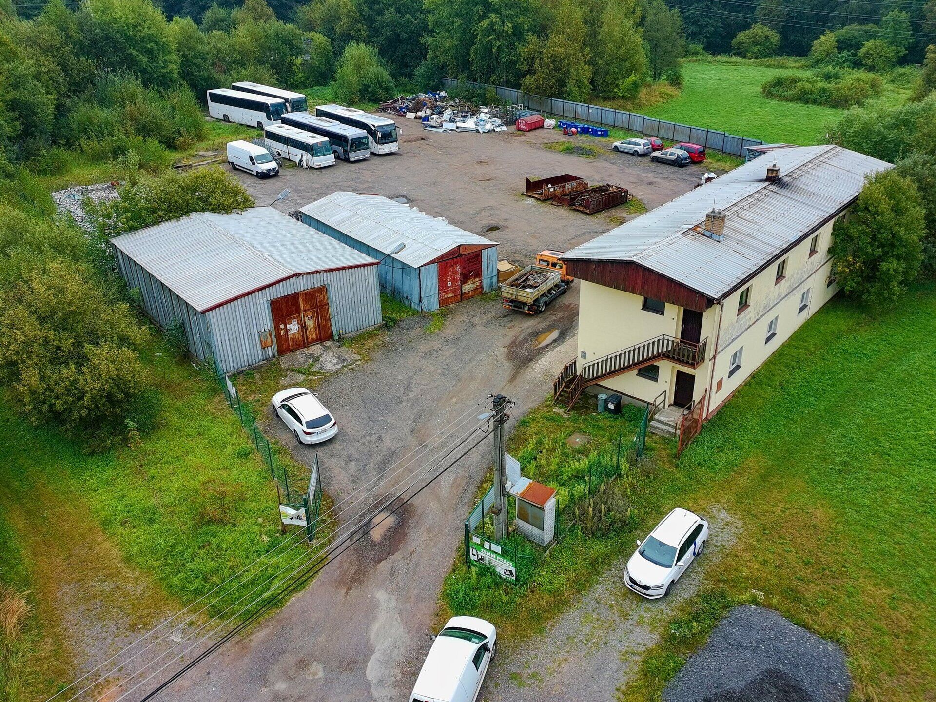 Areál pro výrobu a skladování se zpevněnými plochami, administrativní budovou, halami a váhou 25 t