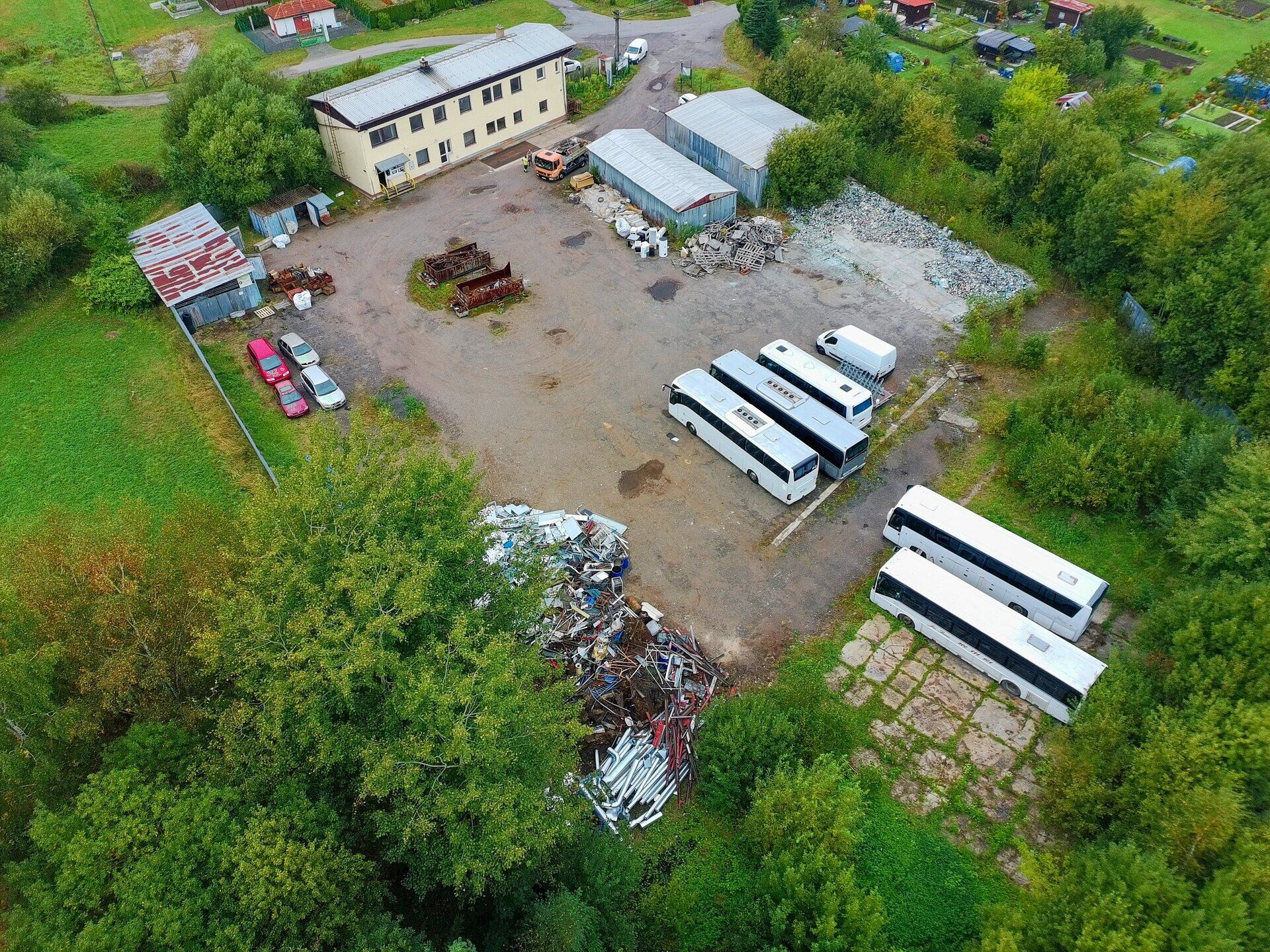 Zpevněné pozemky pro podnikání s administrativní budovou, 3 ocelokolnami a váhou 25 t