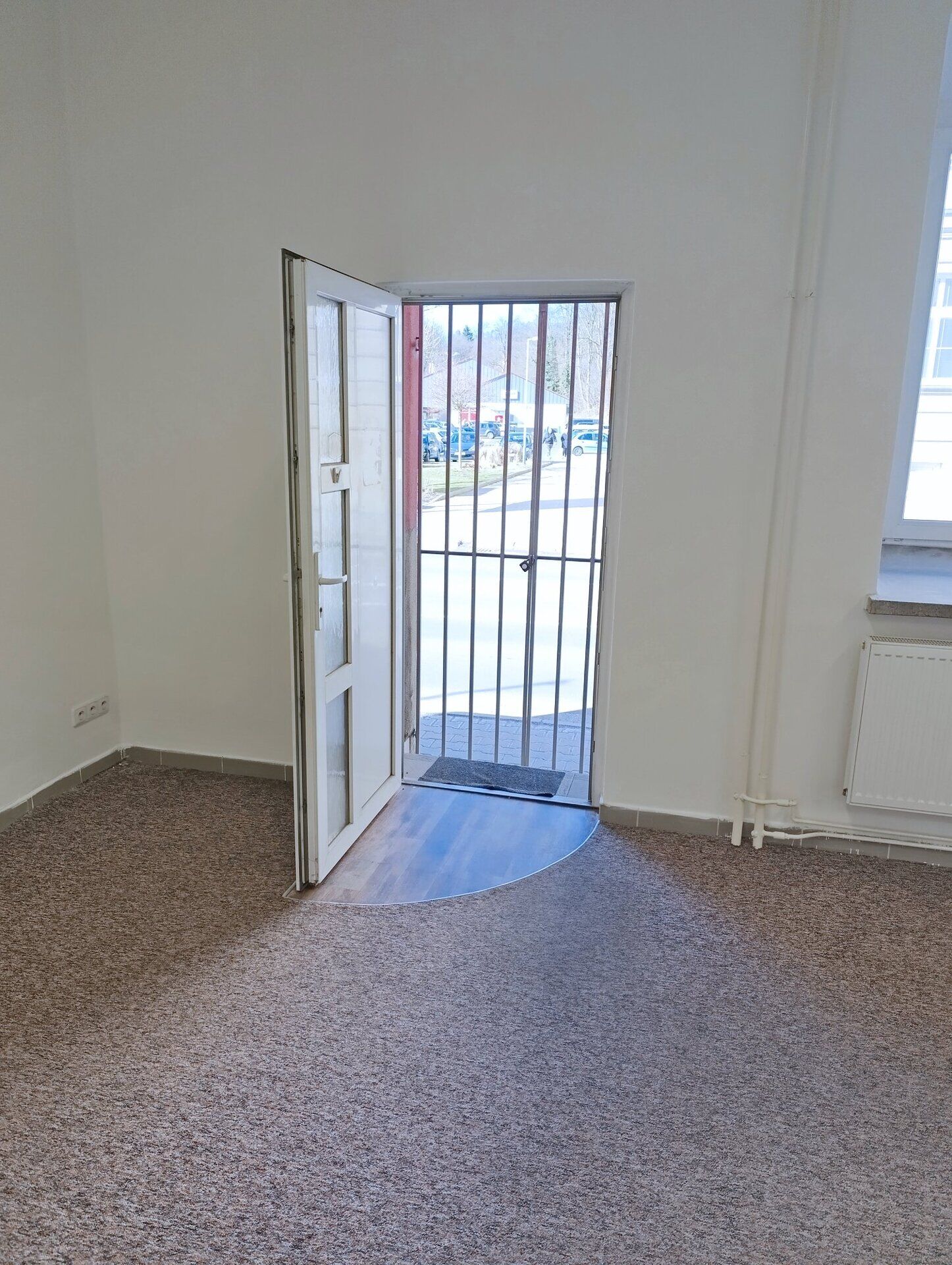 Volné kanceláře 41 m2 v přízemí, u hlavní silnice s parkováním vedle domu