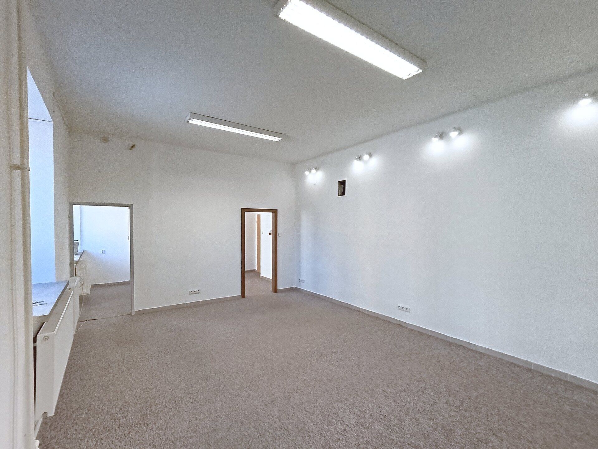 Volné kanceláře 41 m2 v přízemí, u hlavní silnice s parkováním vedle domu