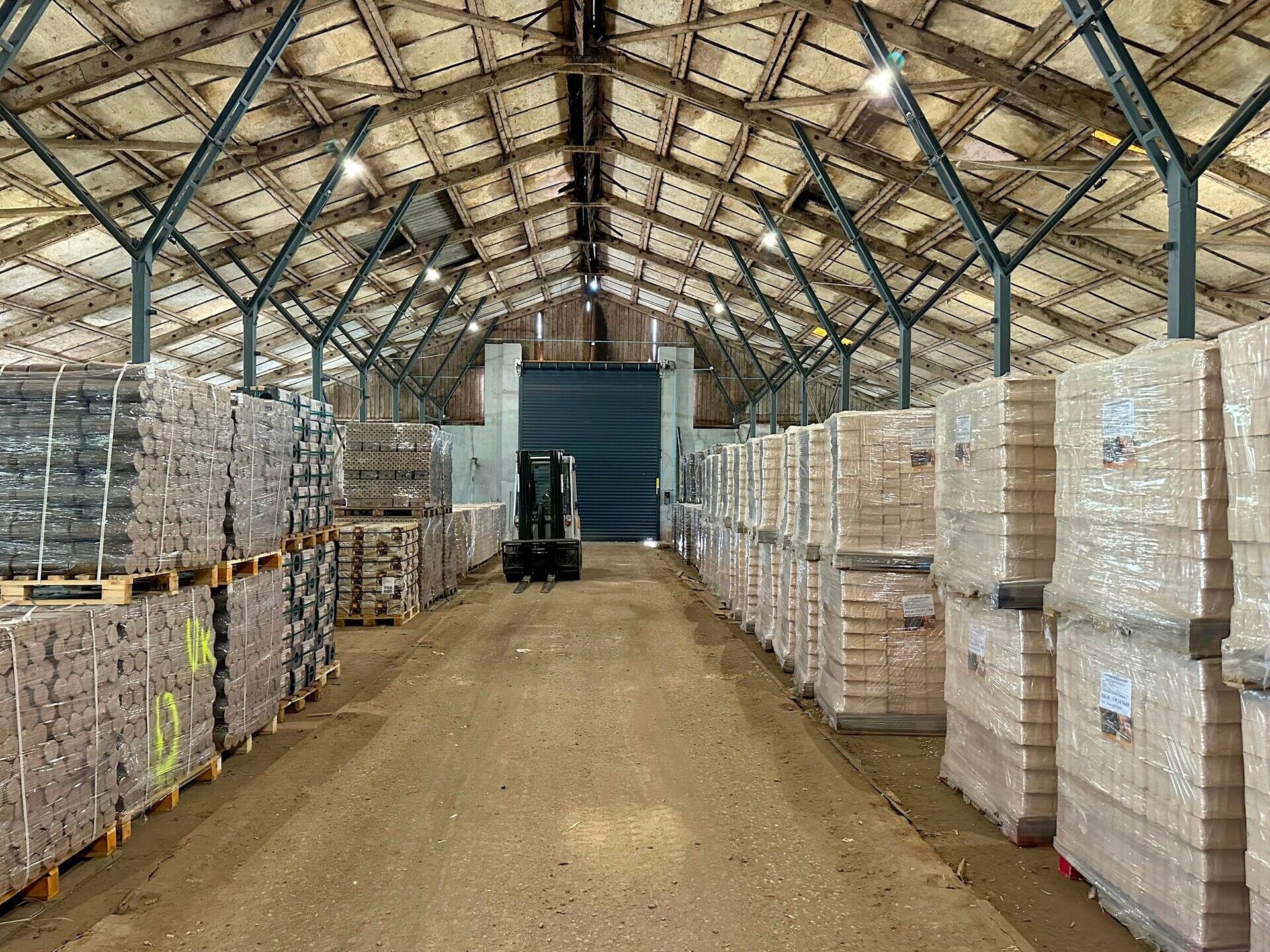 Skladovací areál s halou a volnými pozemky 11.000 m2