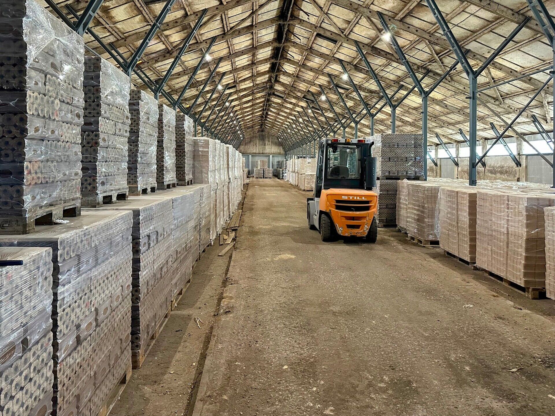 Skladovací areál s halou a volnými pozemky 11.000 m2