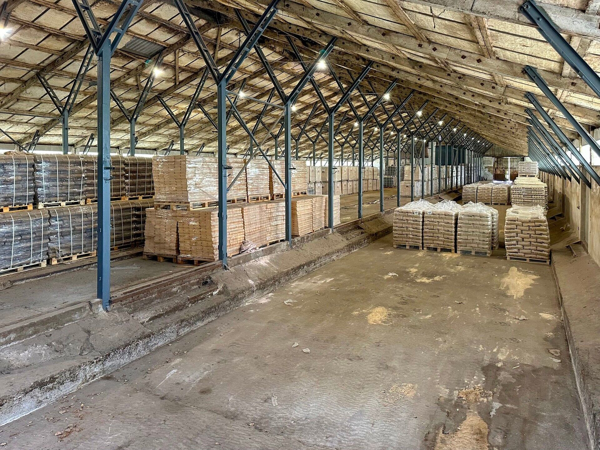 Skladovací areál s halou a volnými pozemky 11.000 m2