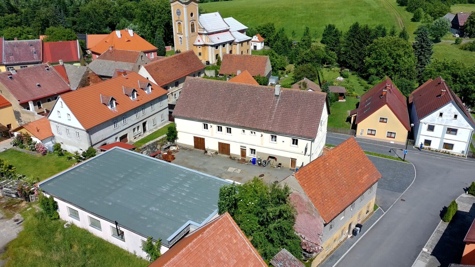 Dům zahrnující 2 byty, kanceláře, další prostory k přestavbě a řadové garáže