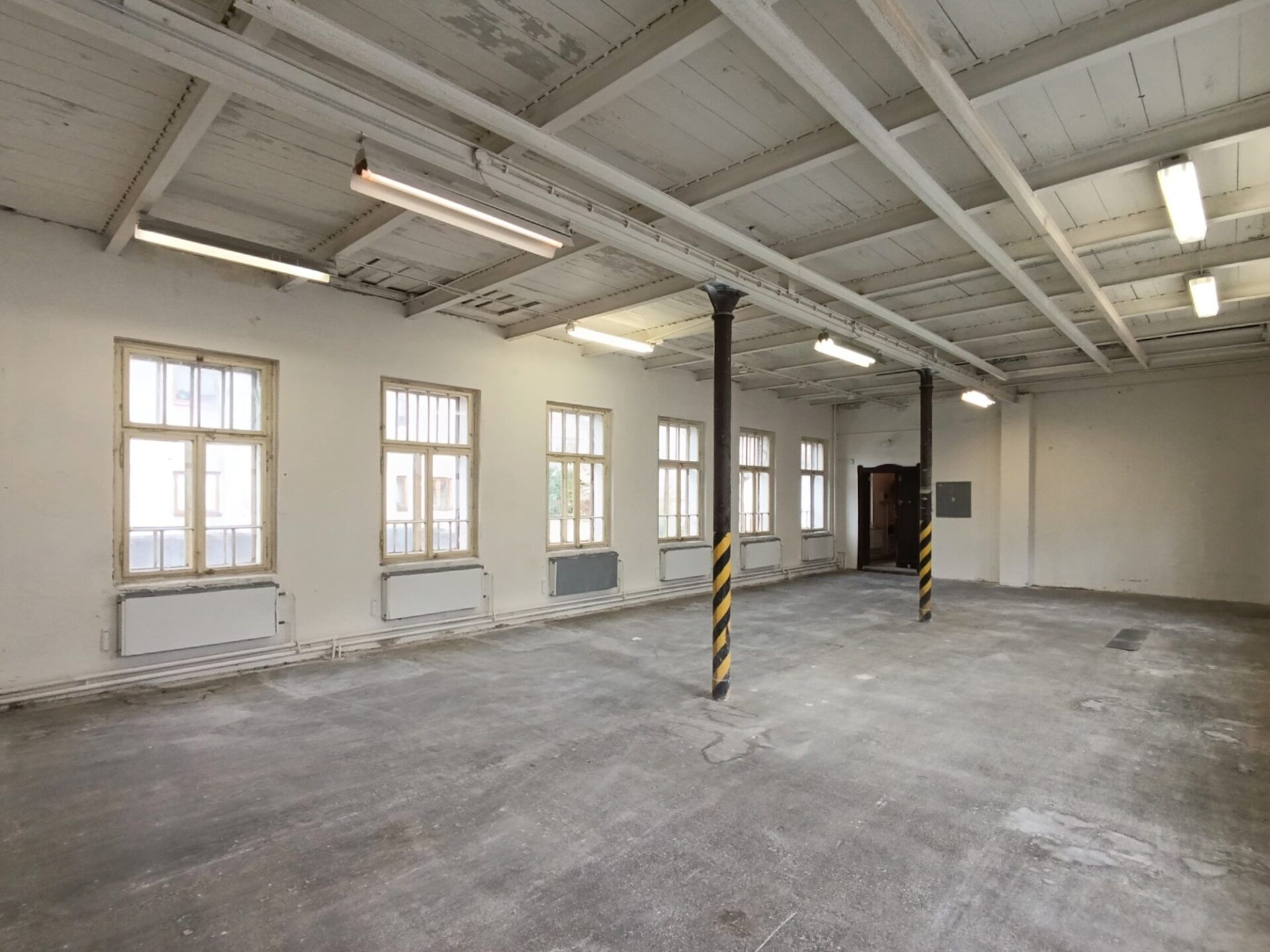 Dílenské a skladovací prostory v 1. patře o ploše 118 m2 v průmyslovém areálu