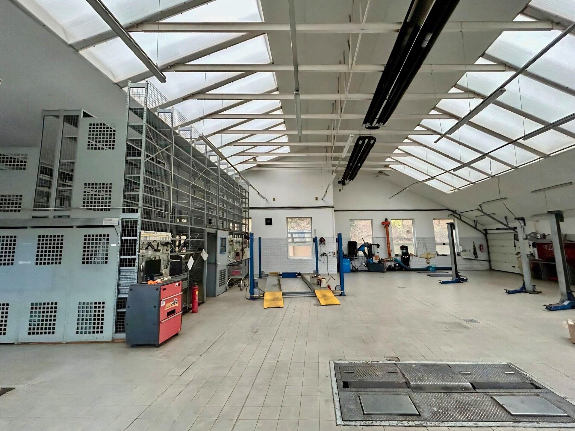 Skladovací a výrobní objekt o podlahové ploše 1.500 m2 s pozemky 3.062 m2