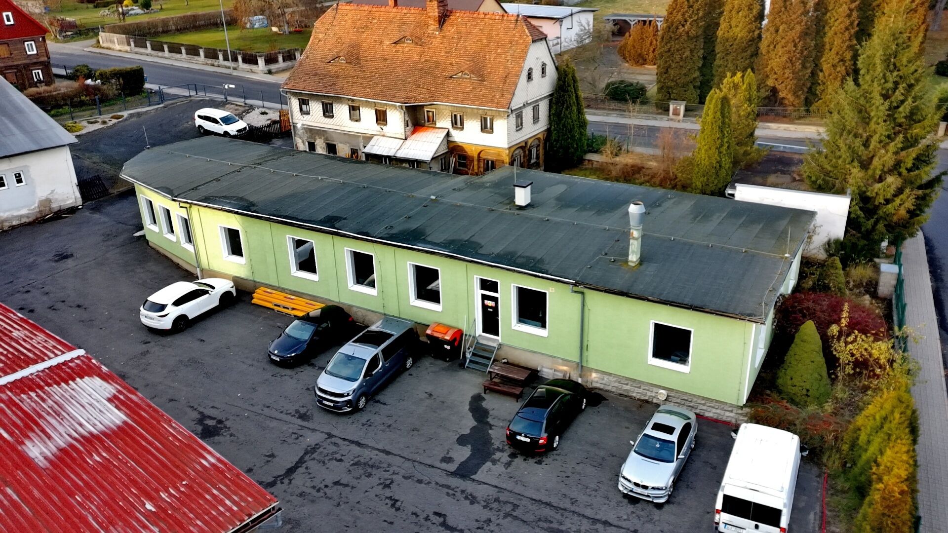 Areál vhodný pro zřízení prodejny se skladovými prostory