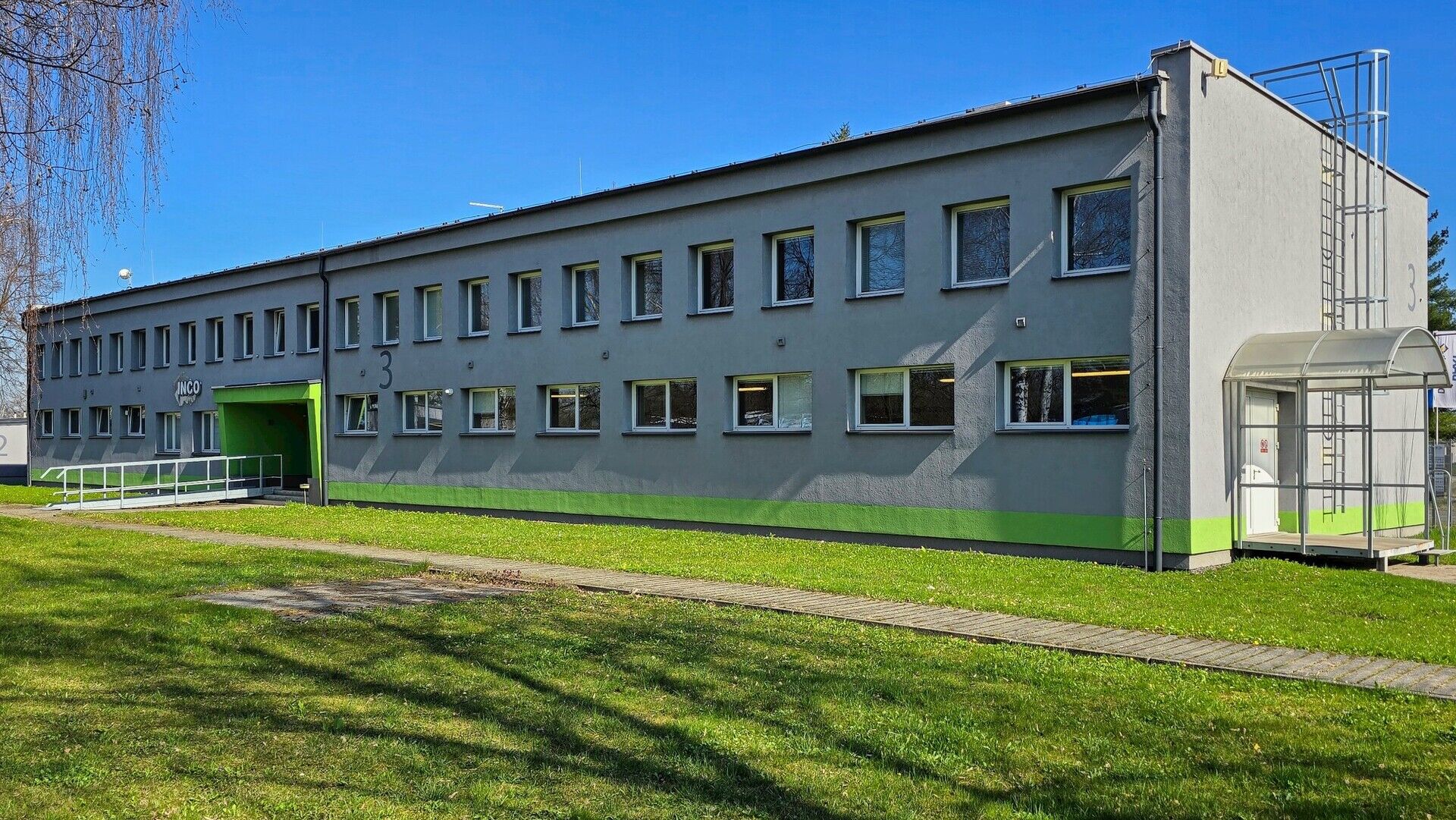 Prostory pro obchod, skladování nebo drobnou výrobu - 120 až 442 m2 s parkováním