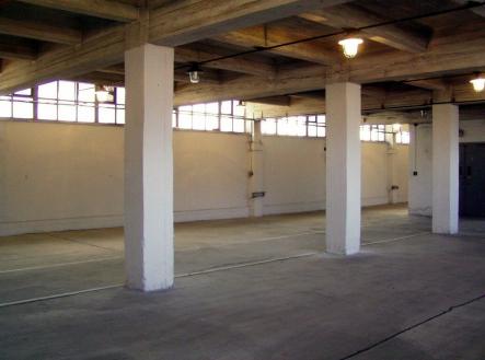 Pronájem - skladovací prostor, 890 m²