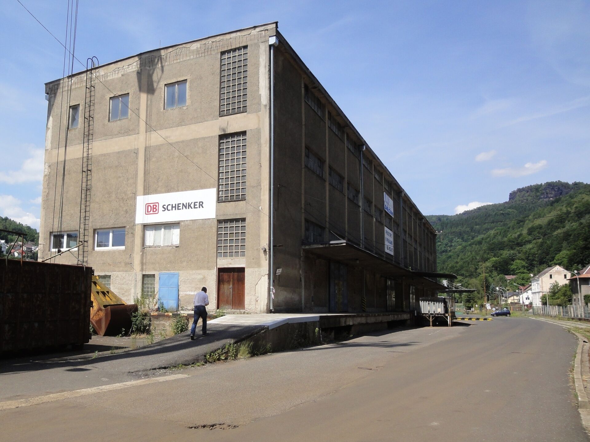 Skladové plochy o výměře 890 m2 ve 2. patře průmyslové budovy (int. ozn. V)