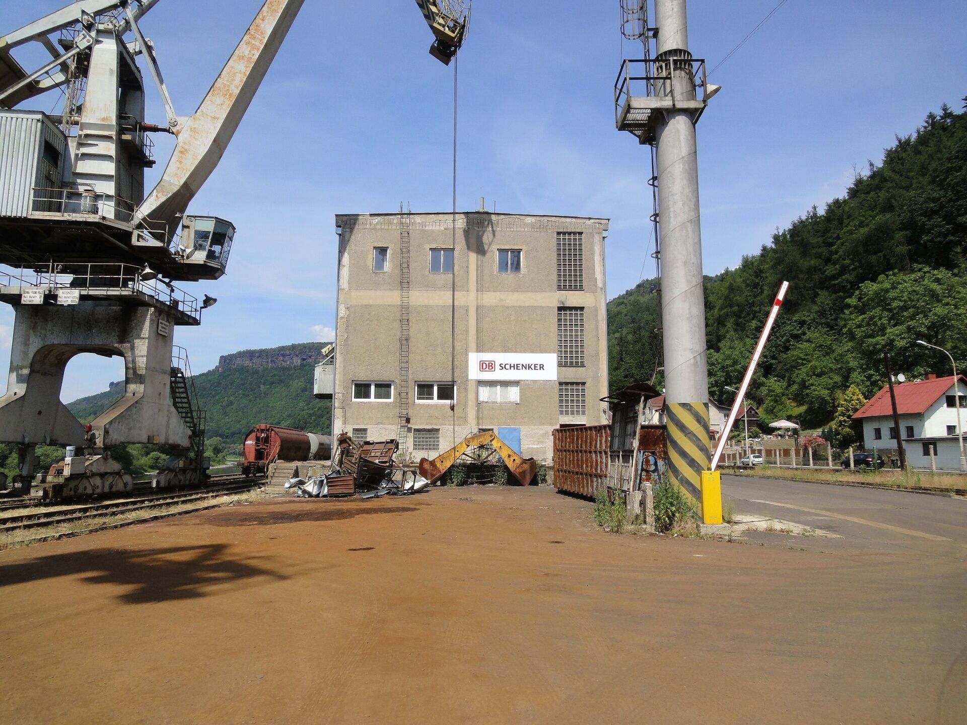 Skladové plochy o výměře 890 m2 ve 2. patře průmyslové budovy (int. ozn. V)