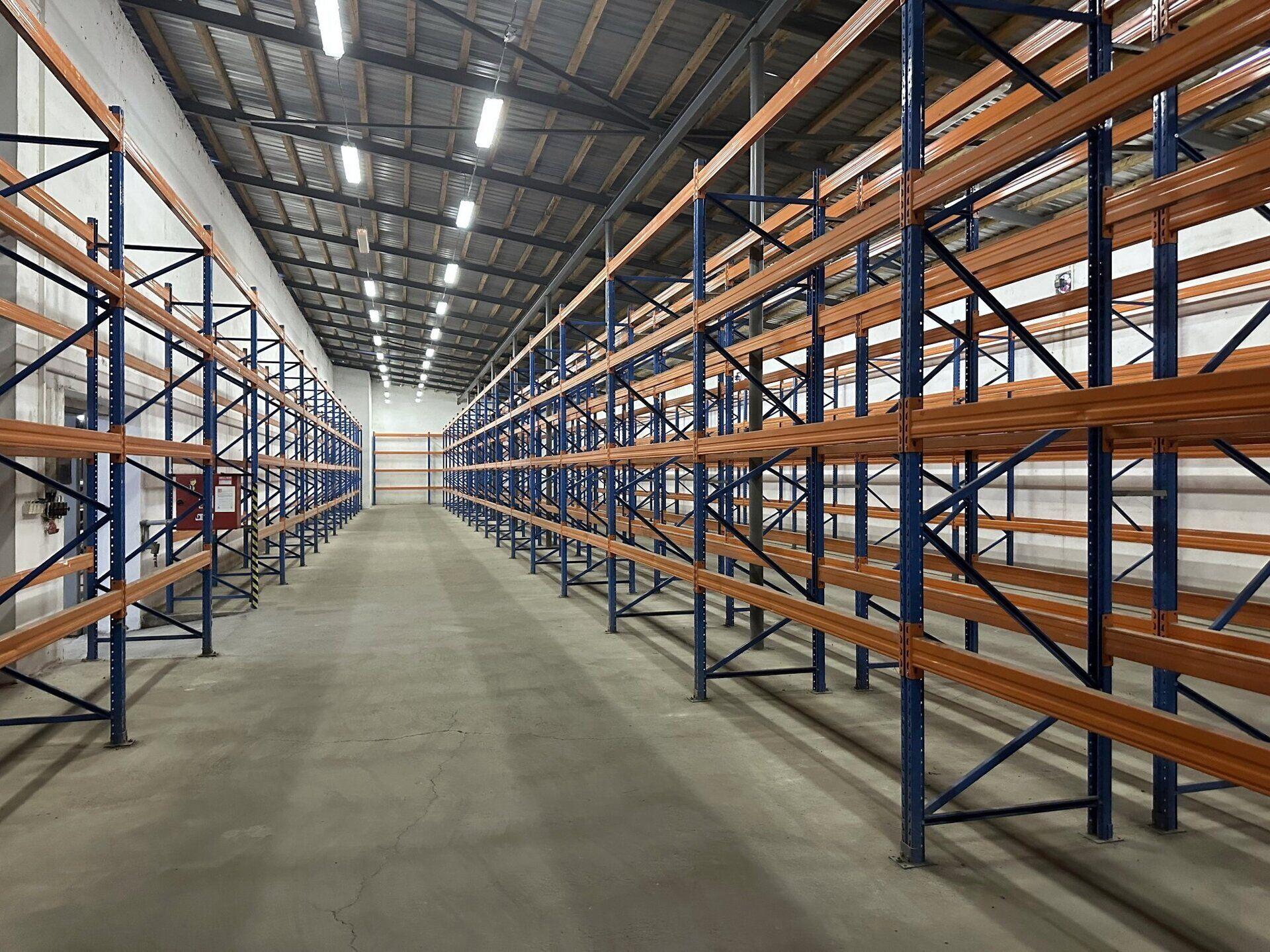 Skladová hala vybavená regálovým systémem, manipulačními stroji a kompletním zázemím