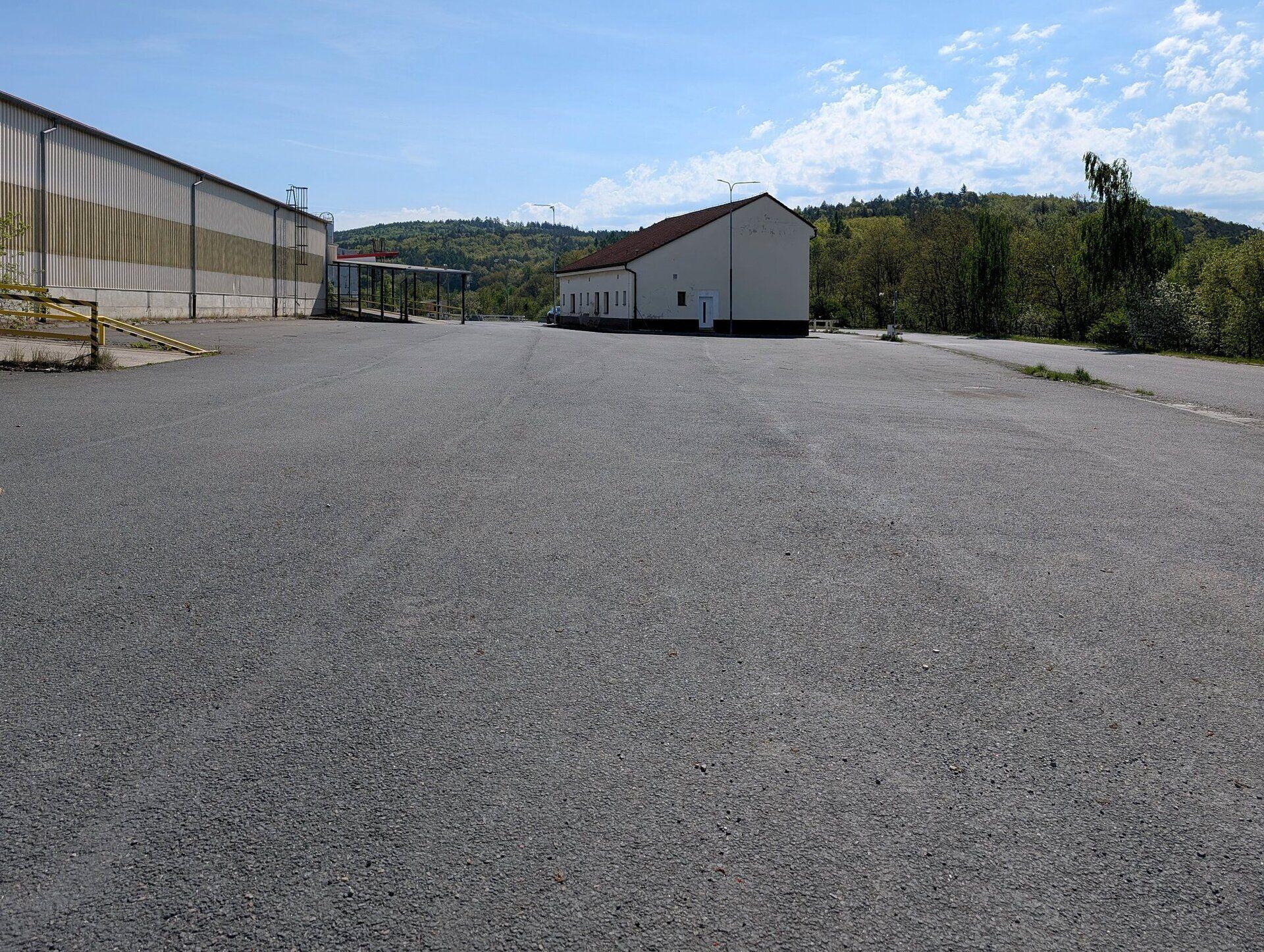 Velká skladová hala č. 21 o ploše 4.604 m2 s přístupem na nákladní rampu pro TIR