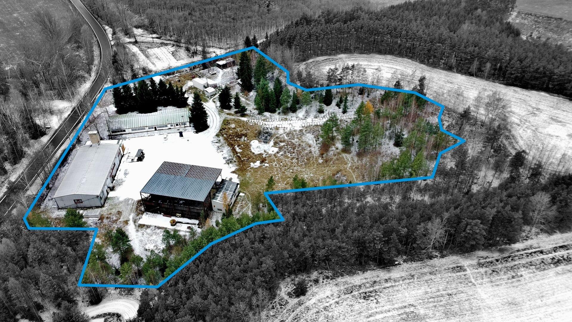 Výrobní areál s jeřáby, pozemky celkem 18.209 m2  – 11 km od D5