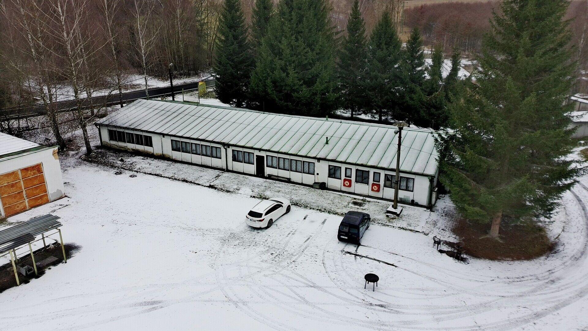 Výrobní areál s jeřáby, pozemky celkem 18.209 m2  – 11 km od D5