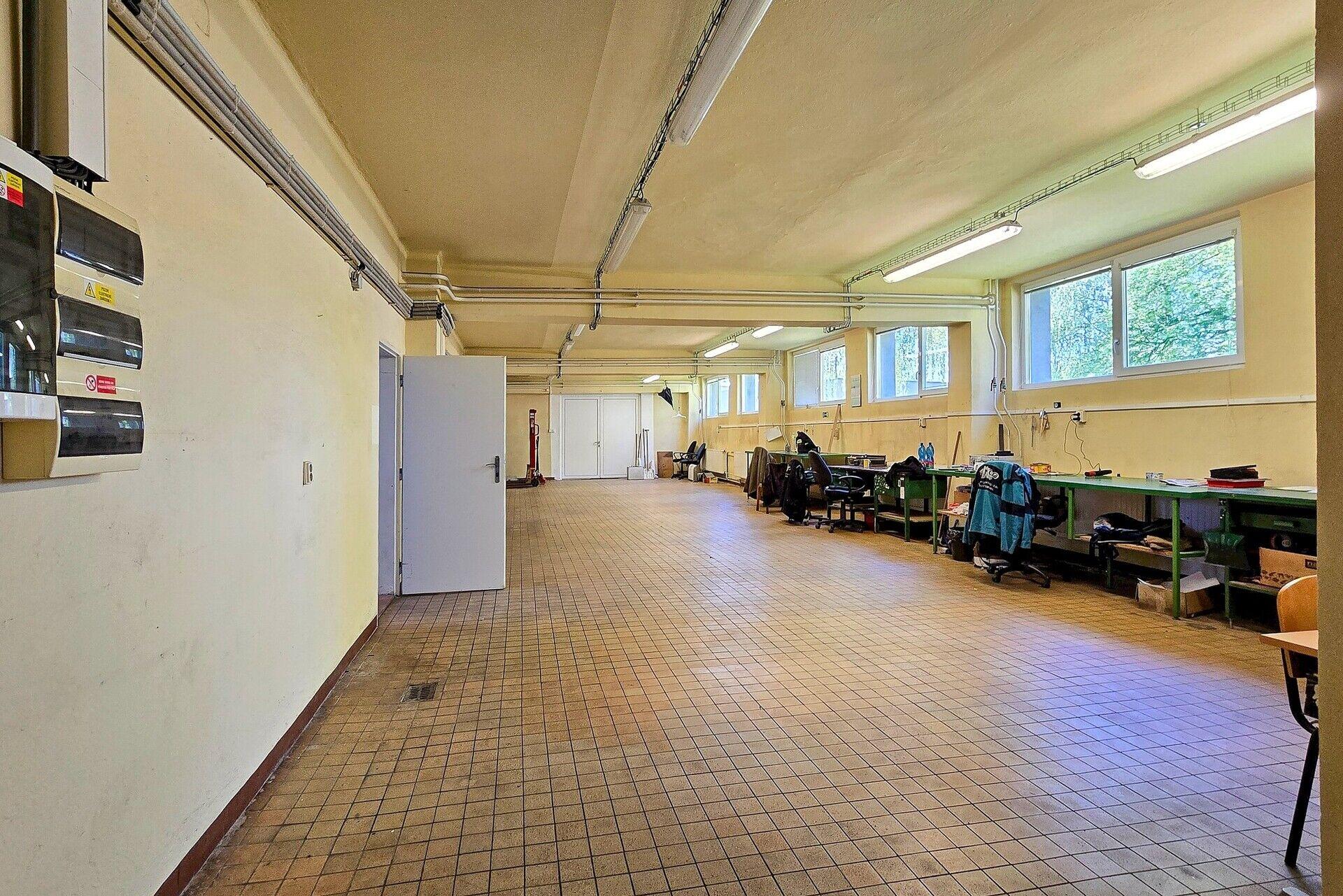 Prostory pro obchod, skladování nebo drobnou výrobu - 120 až 442 m2 s parkováním