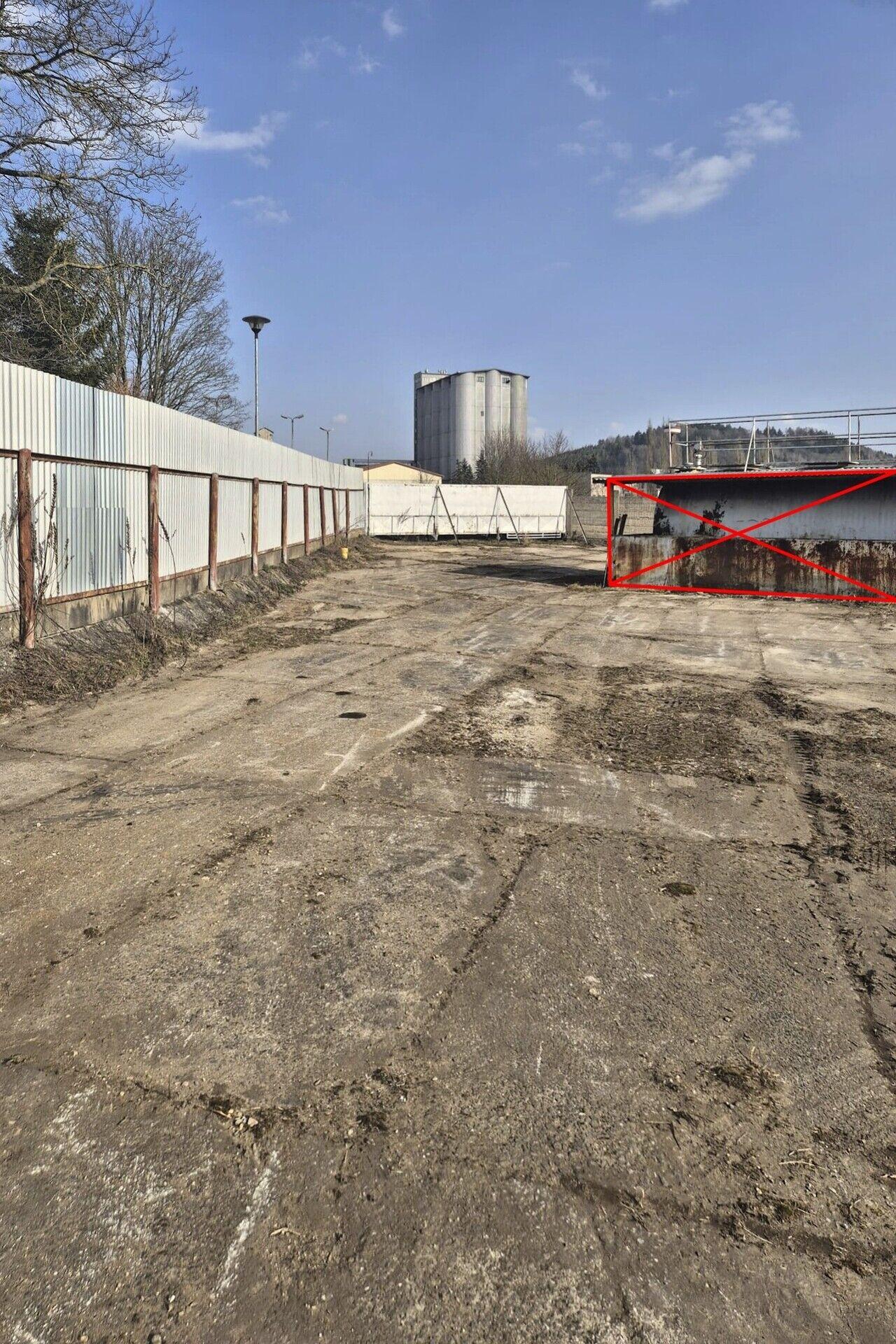 Oplocená zpevněná plocha o výměře cca 1.300 m2 v Žamberku