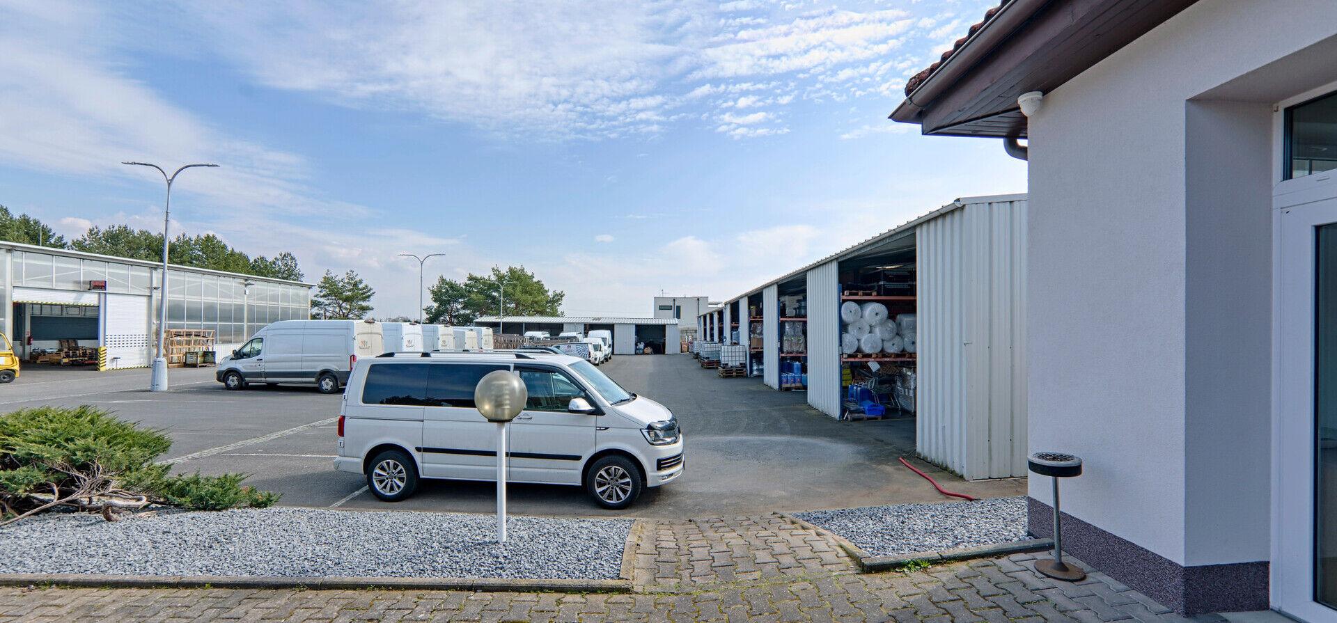 Dvě nezateplené skladovací haly 602 a 174 m2, venkovní zpevněná plocha 1.100 m2