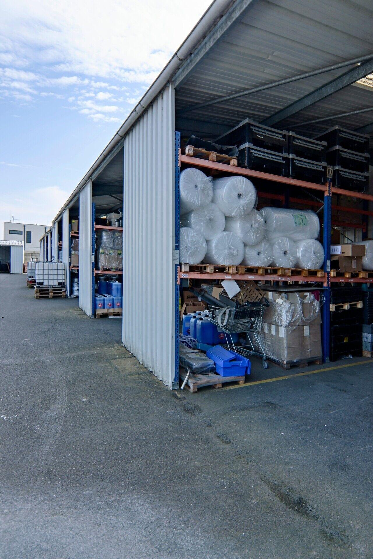 Dvě nezateplené skladovací haly 602 a 174 m2, venkovní zpevněná plocha 1.100 m2