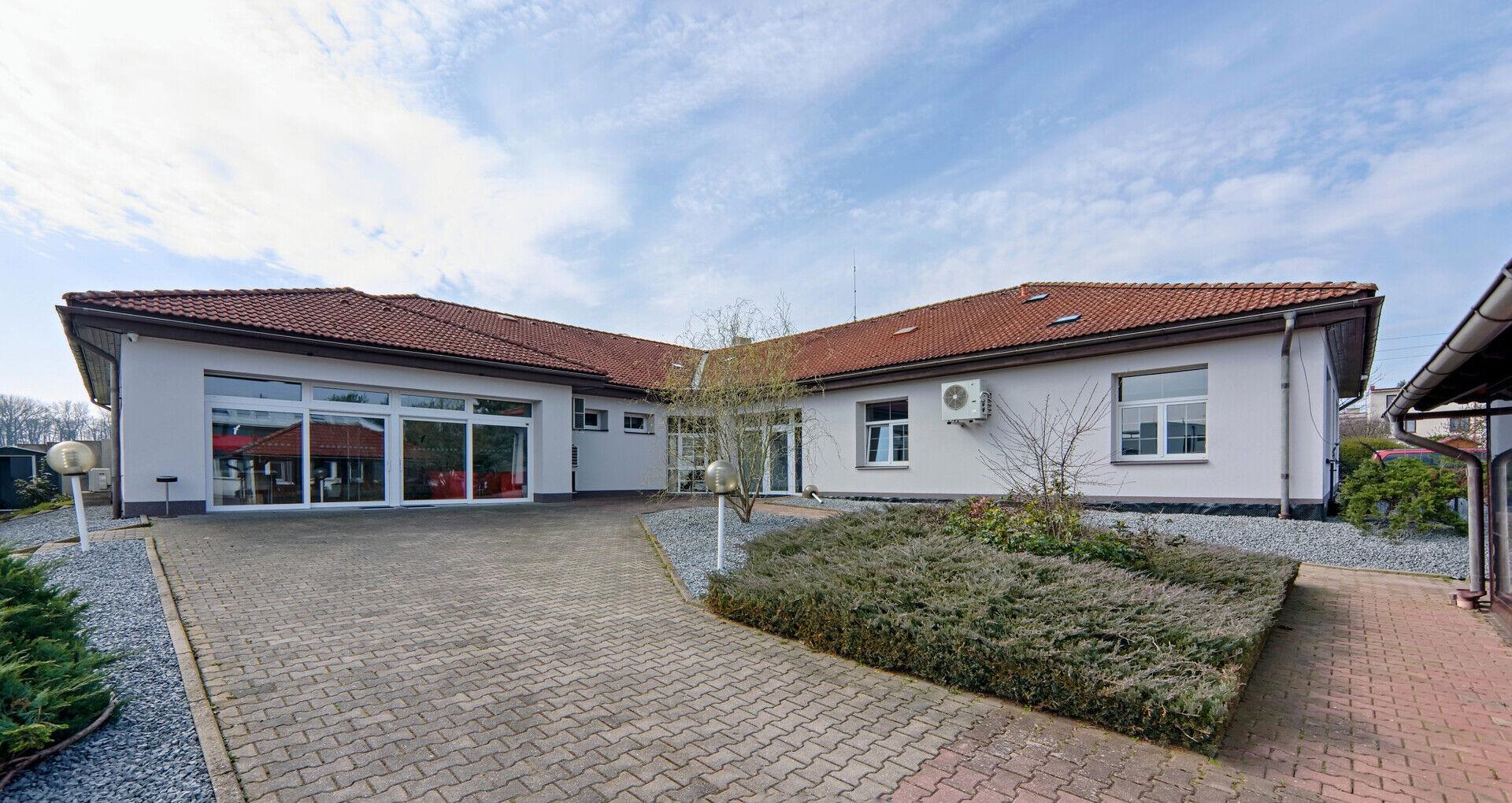 Klimatizované kanceláře s vlastním parkováním v Moravanech