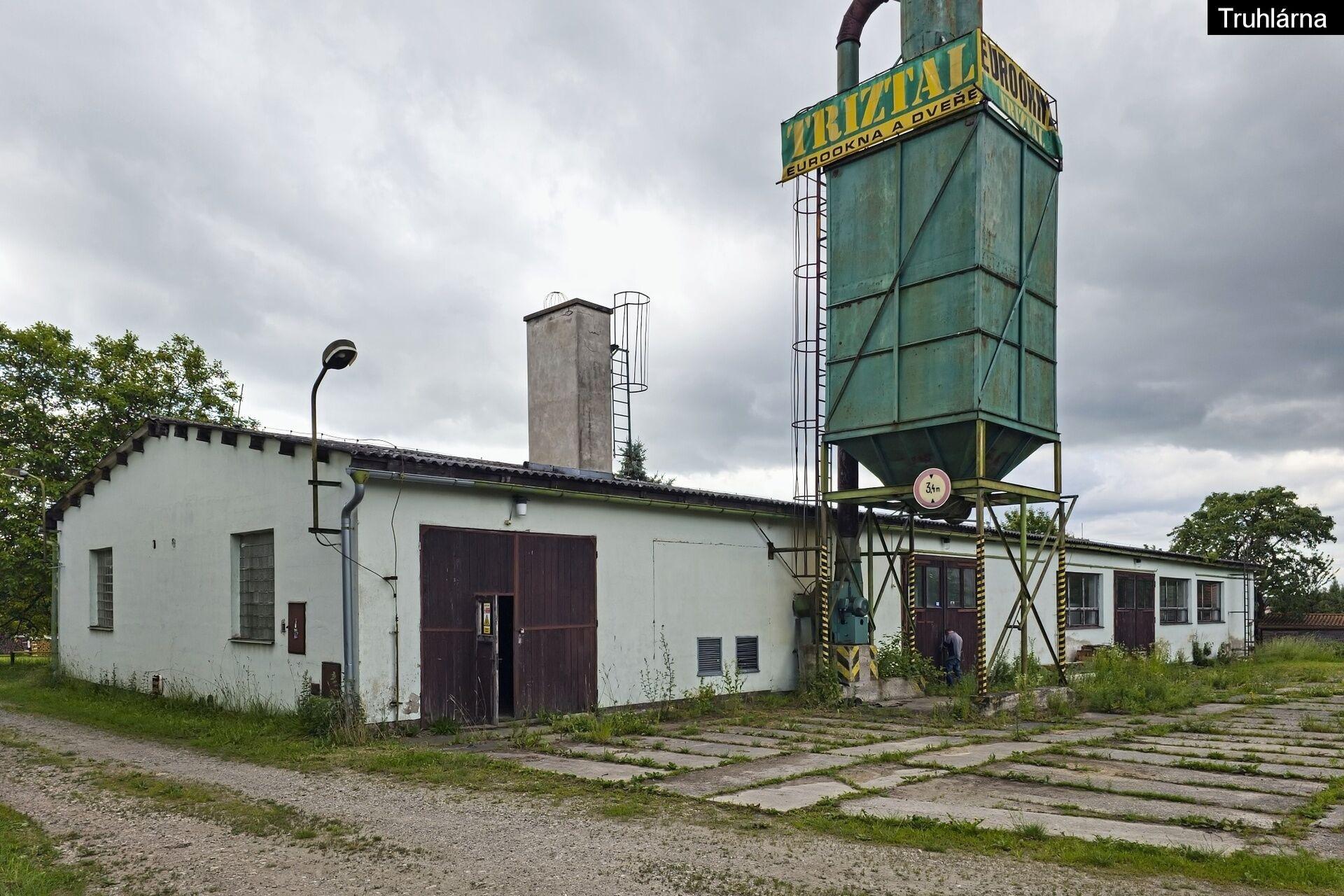 Skladové a výrobní objekty o plochách 305 m2 až 1.080 m2 a venkovní zpevněné plochy