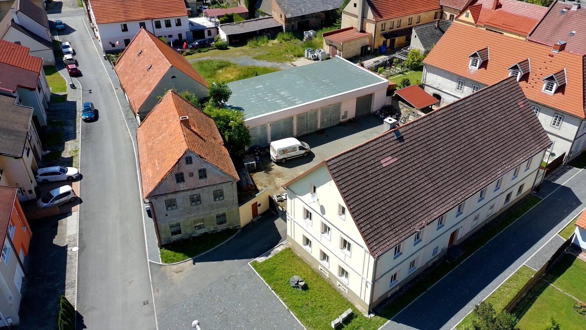 Dům zahrnující 2 byty, kanceláře, další prostory k přestavbě a řadové garáže