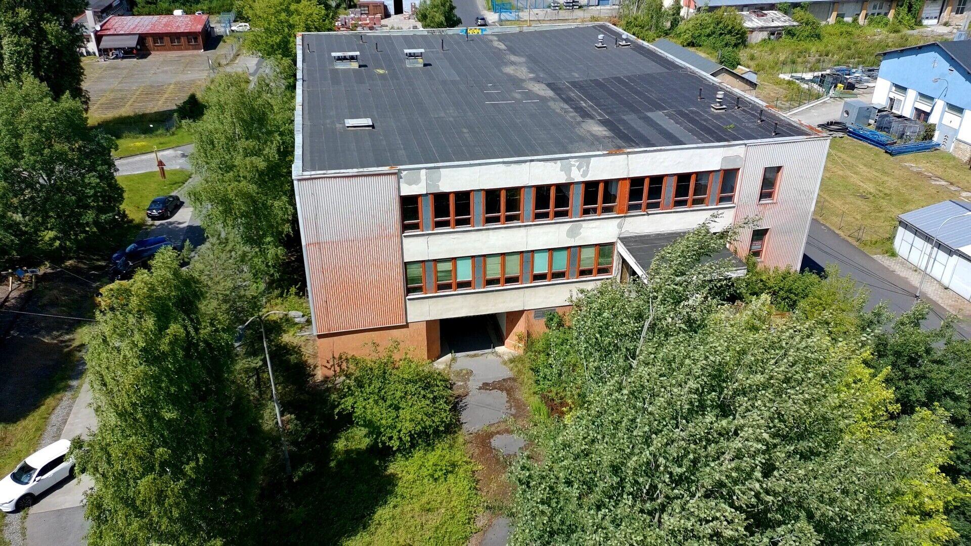 Třípodlažní průmyslový objekt o podlahové ploše cca 3.000 m2 s okolními pozemky