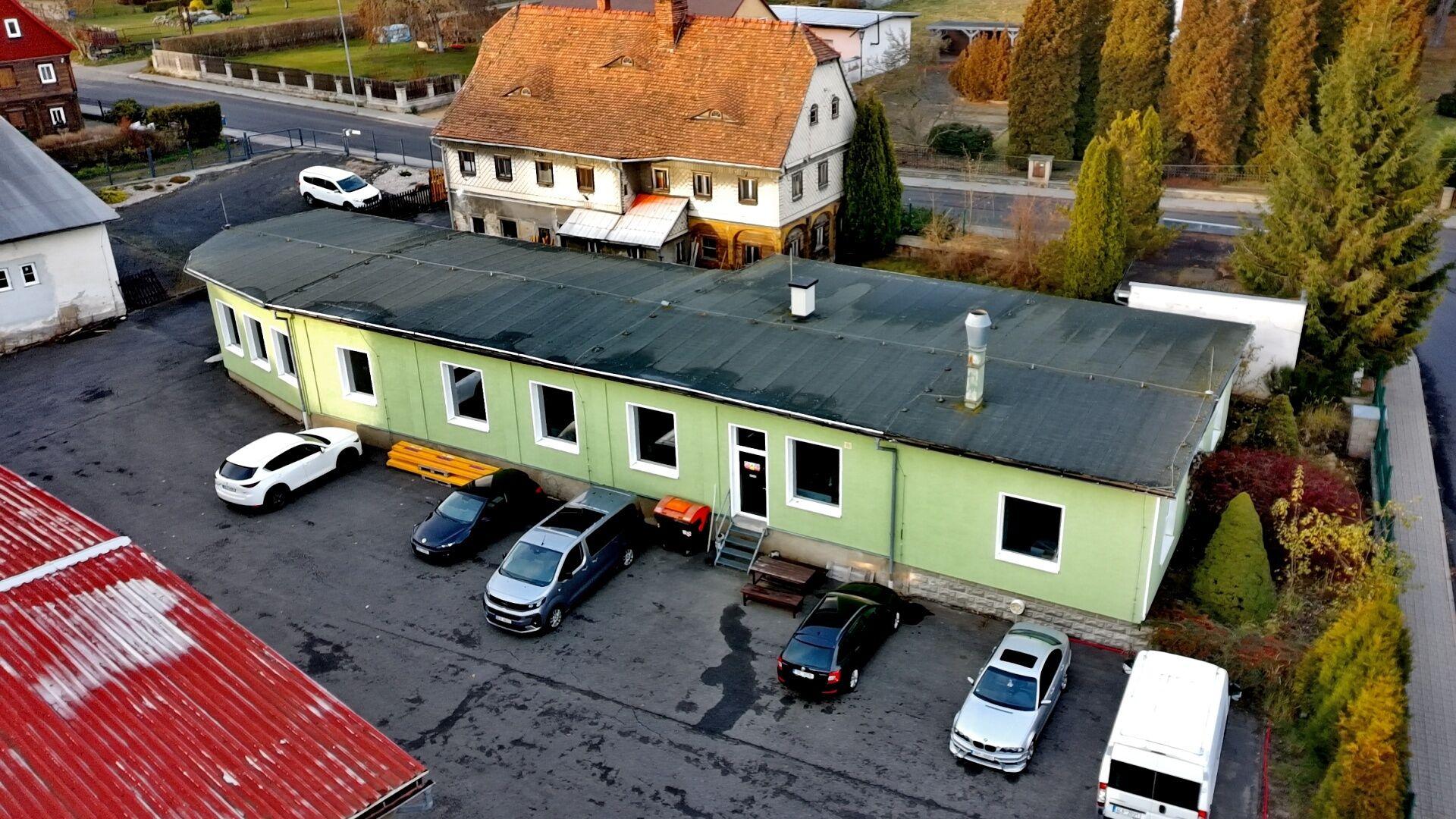 Velmi pěkný výrobní areál se 3 halami a zpevněným areálovým dvorem