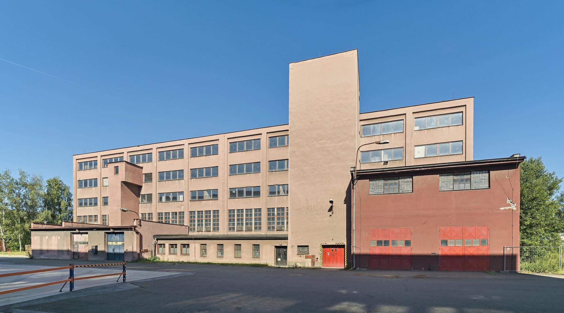 Čtyřpodlažní skladová nevytápěná budova v Hradci Králové o celkové podlahové ploše cca 4.600 m2
