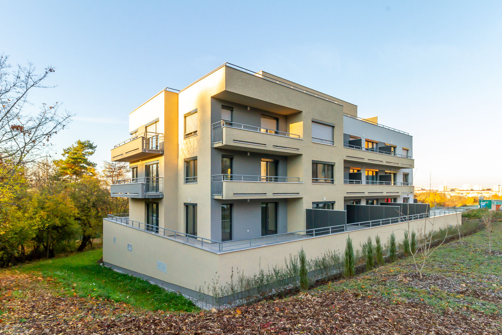 Moderní byt 2+kk s balkonem, garážovým stáním a sklepem – Viladům Výhledy Chodovec, Praha-Záběhlice.