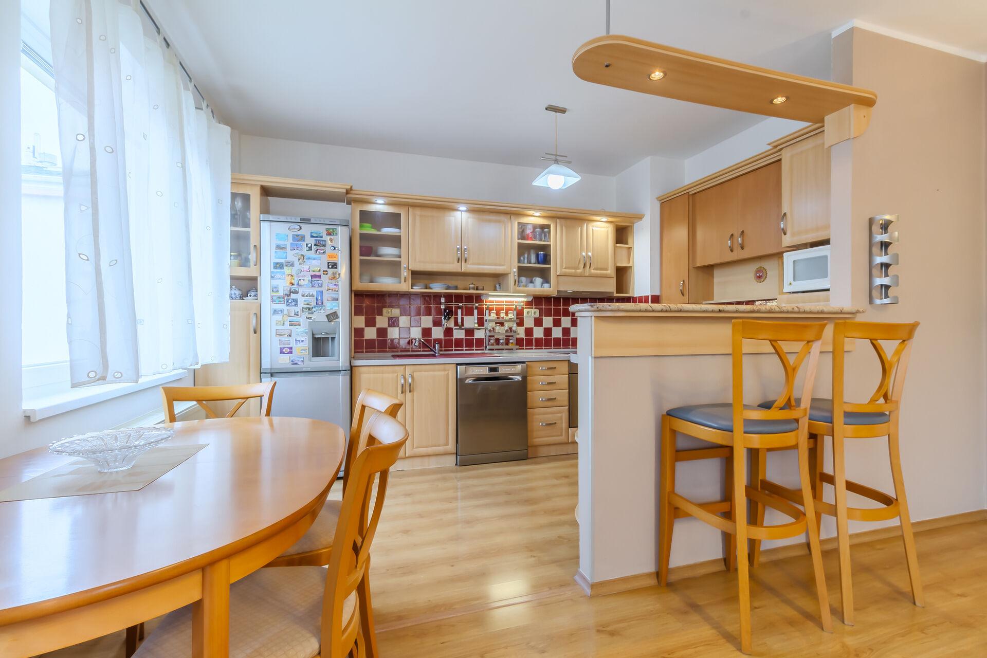 Prostorný byt 4+1 / 97 m² • 2× slunný balkon • parkování před domem • Kladno – Ostrovec