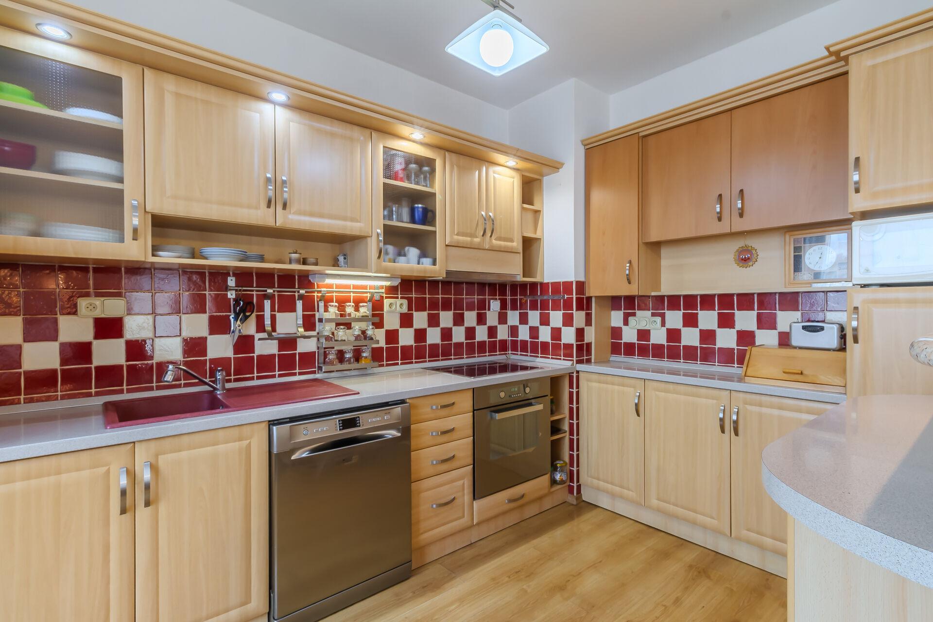 Prostorný byt 4+1 / 97 m² • 2× slunný balkon • parkování před domem • Kladno – Ostrovec